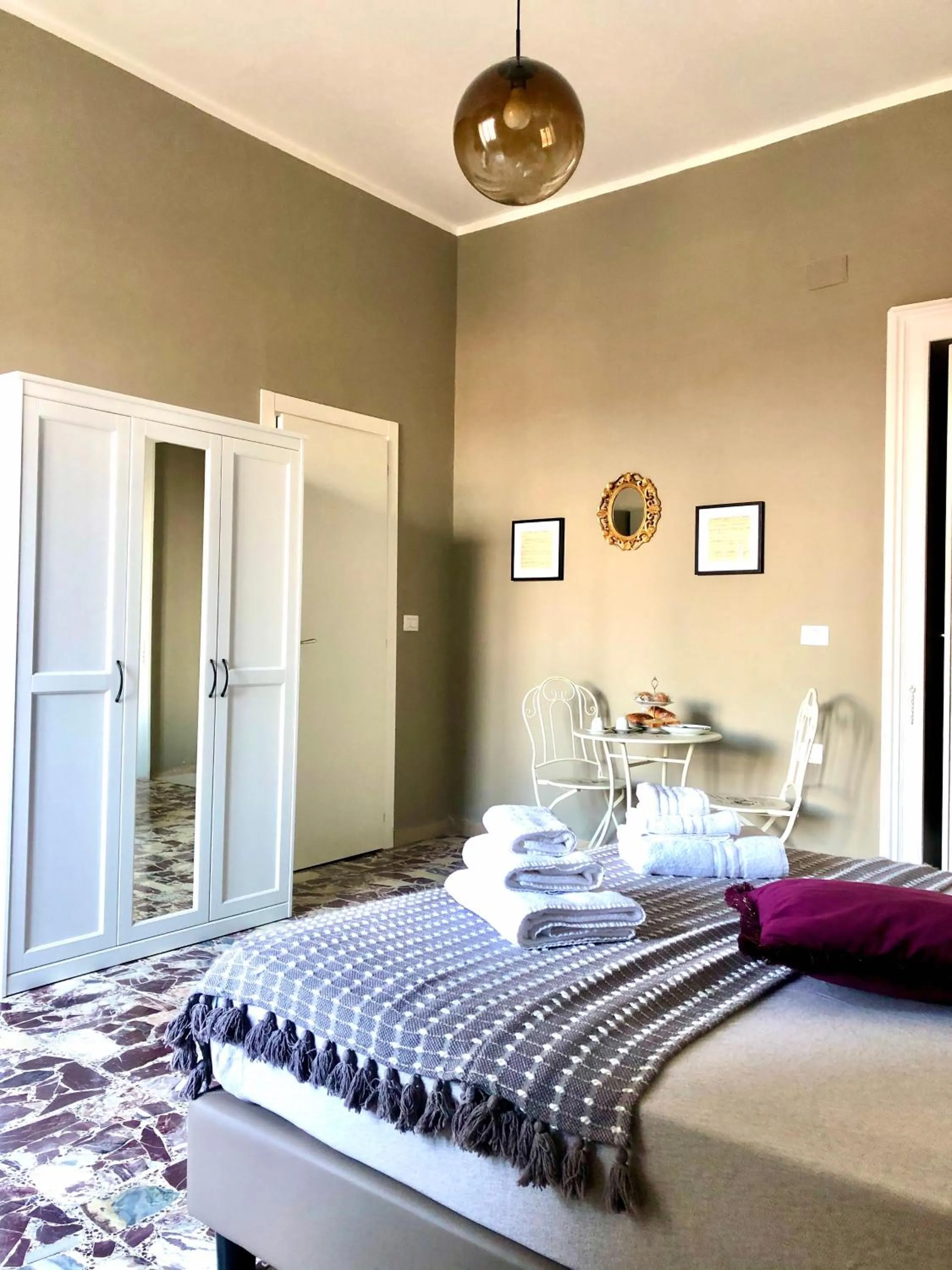 Photo of the whole room, Bed in N'Art Suites - Napoli