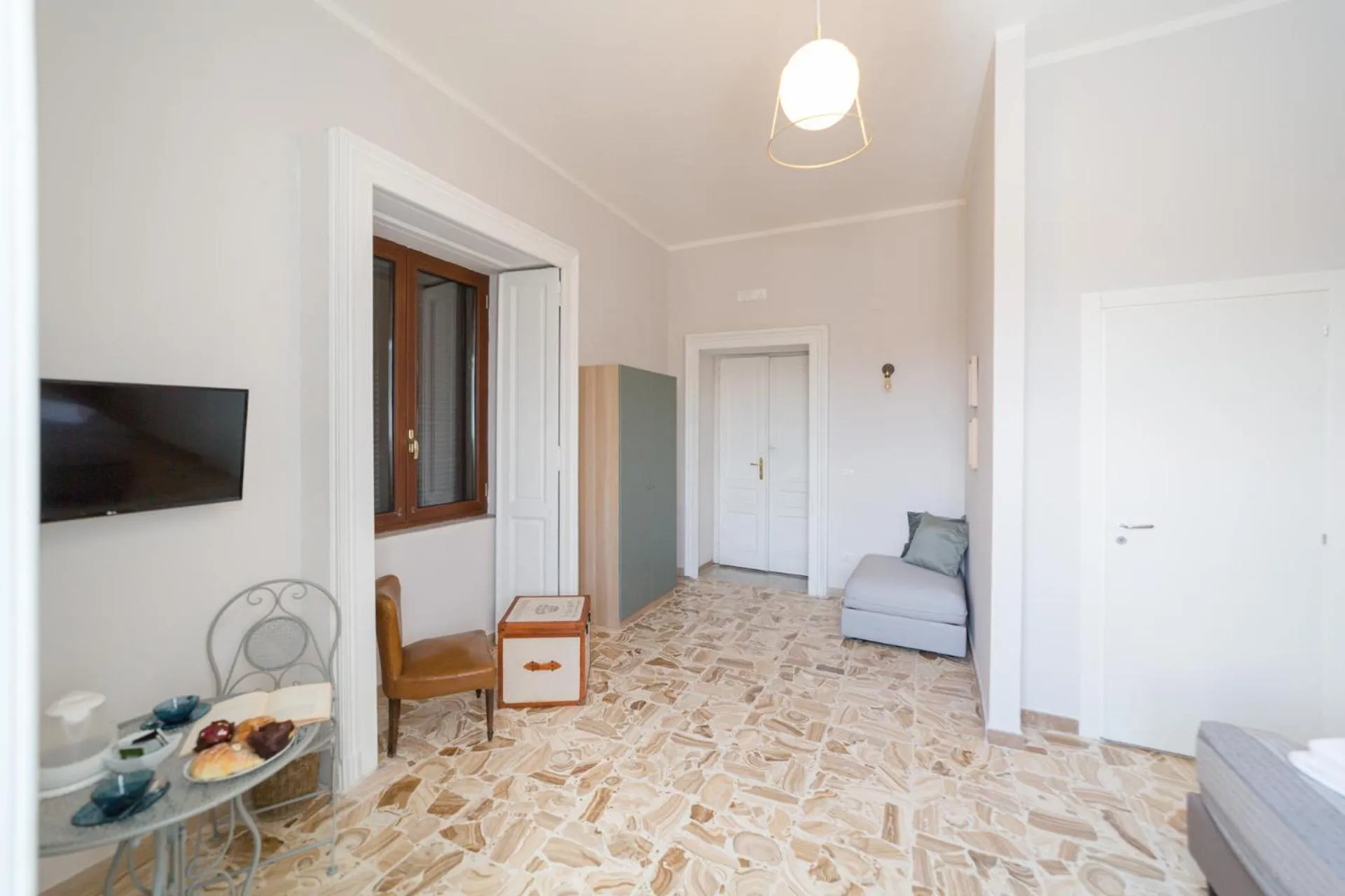 Photo of the whole room in N'Art Suites - Napoli