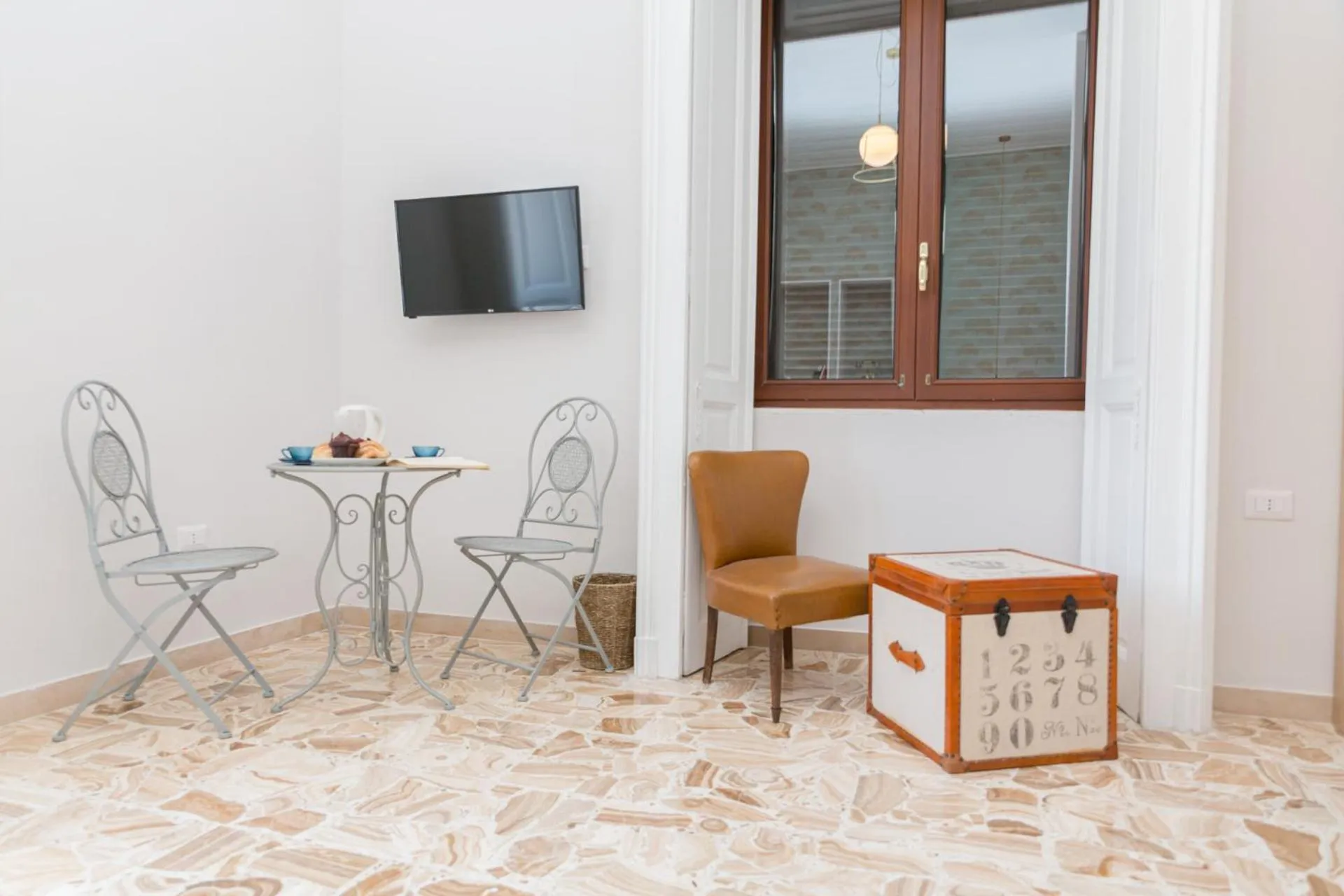 Photo of the whole room in N'Art Suites - Napoli