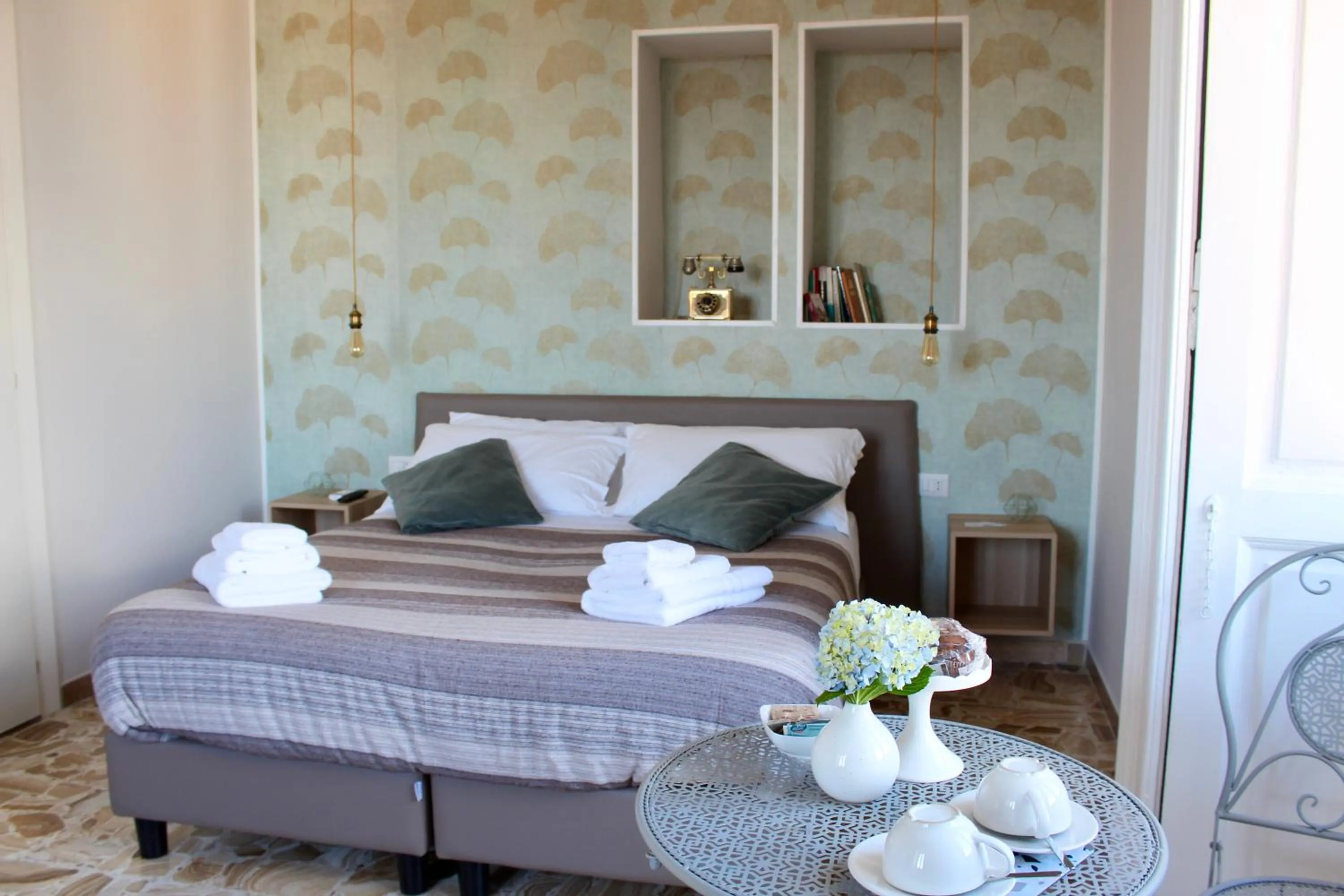 Alcoholic drinks, Bed in N'Art Suites - Napoli