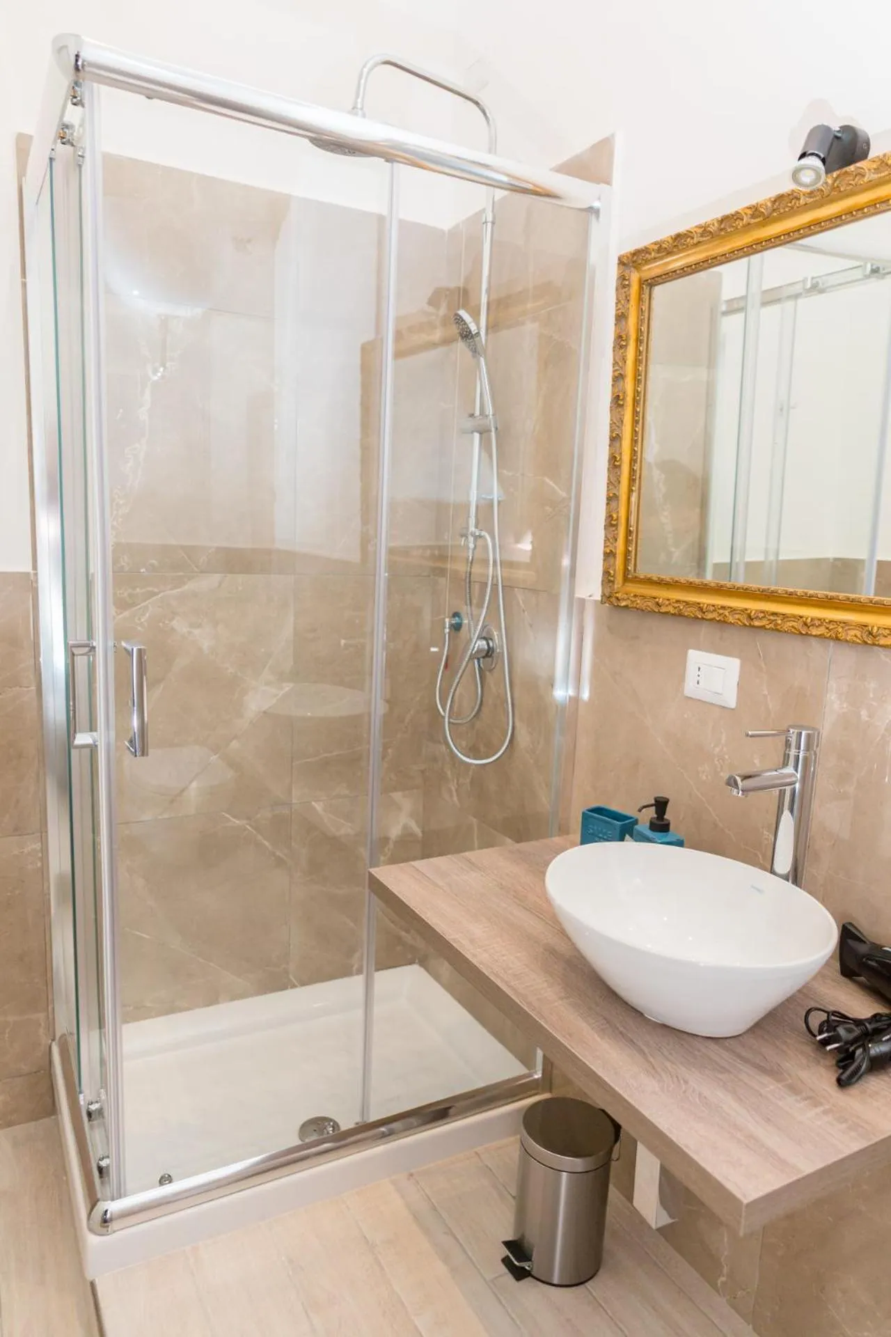 Shower in N'Art Suites - Napoli