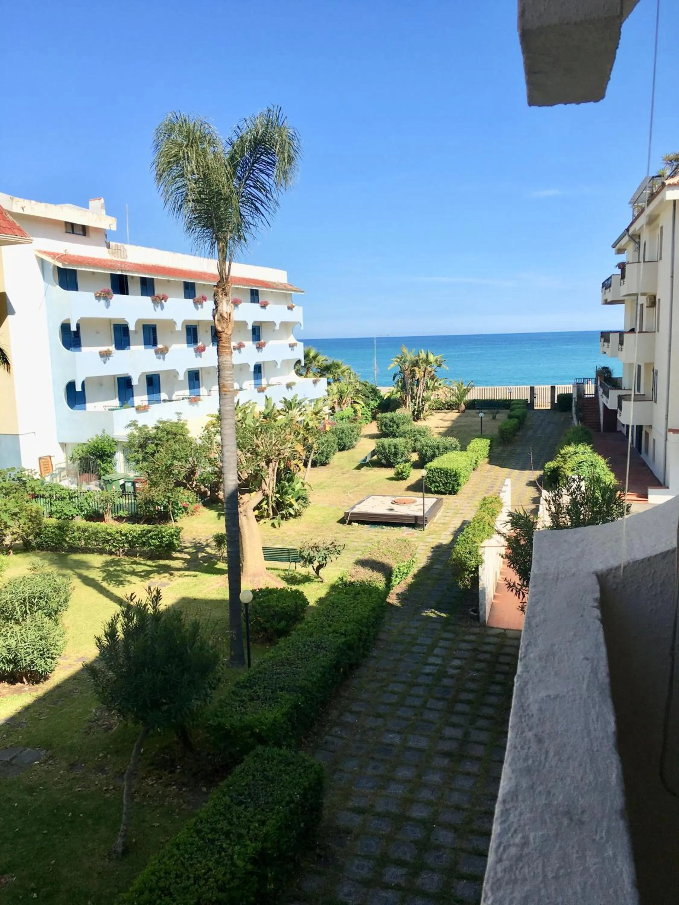 Garden in Baia degli Dei - Living La Nike