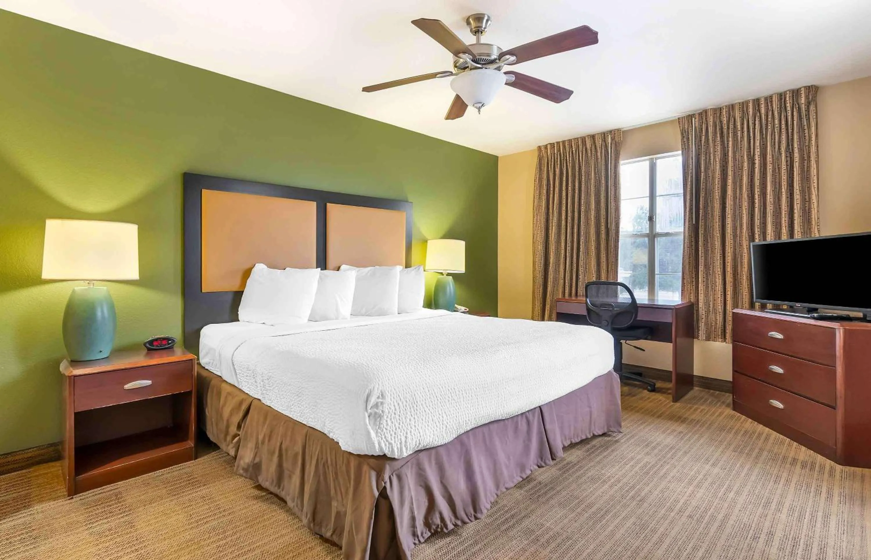 Bedroom, Bed in Extended Stay America Suites - Columbus - Tuttle