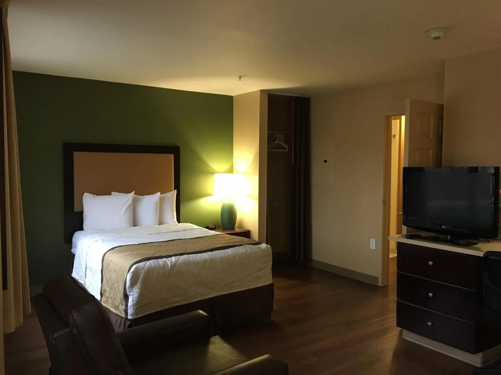 Bed in Extended Stay America Suites - Columbus - Tuttle