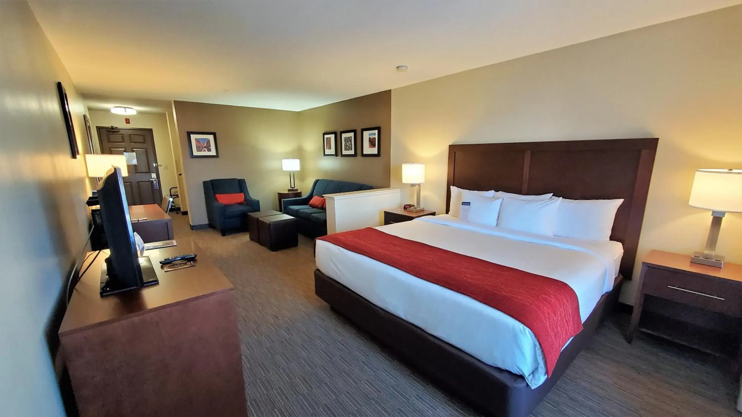 Photo of the whole room in Comfort Inn & Suites Tempe Phoenix Sky Harbor Airport