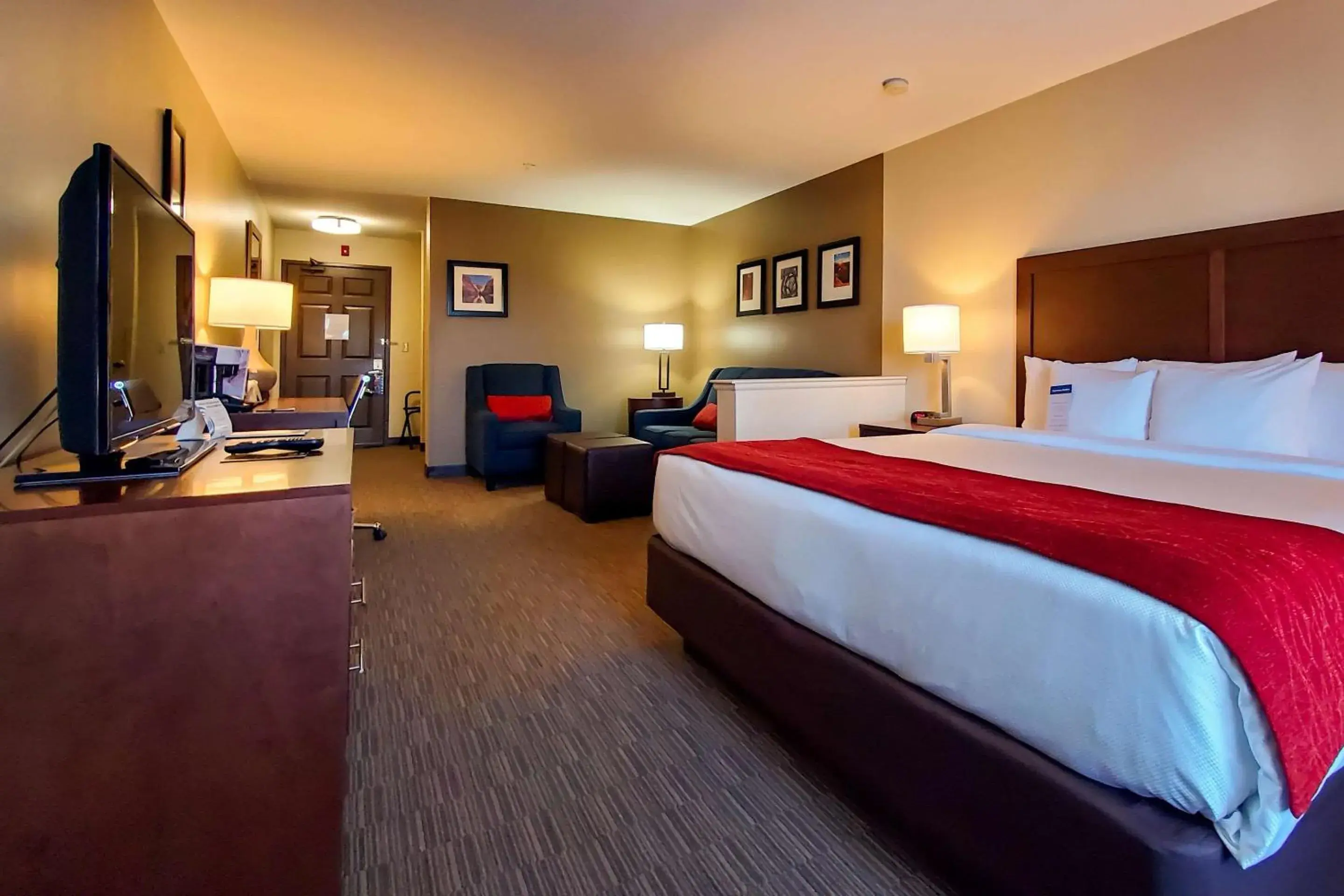 Photo of the whole room in Comfort Inn & Suites Tempe Phoenix Sky Harbor Airport