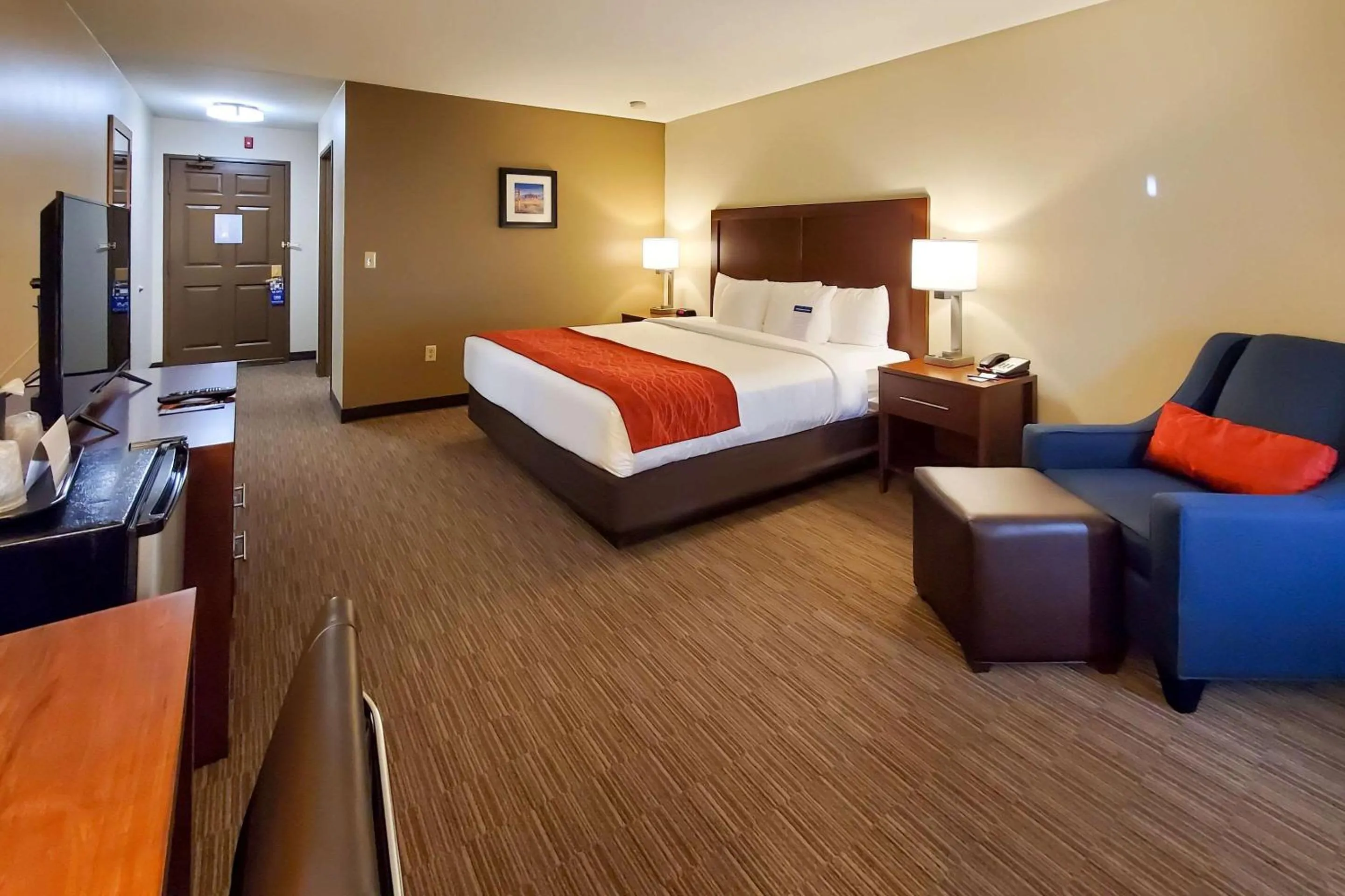 Photo of the whole room in Comfort Inn & Suites Tempe Phoenix Sky Harbor Airport