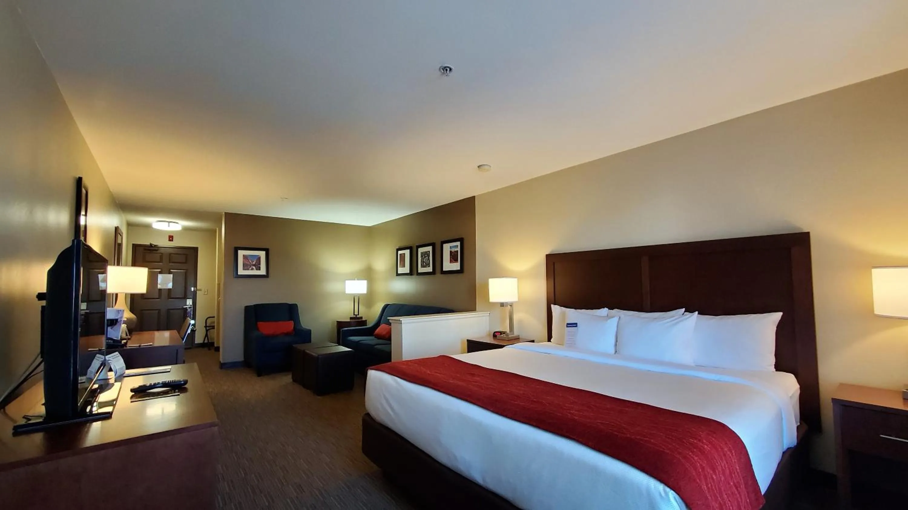 Photo of the whole room in Comfort Inn & Suites Tempe Phoenix Sky Harbor Airport