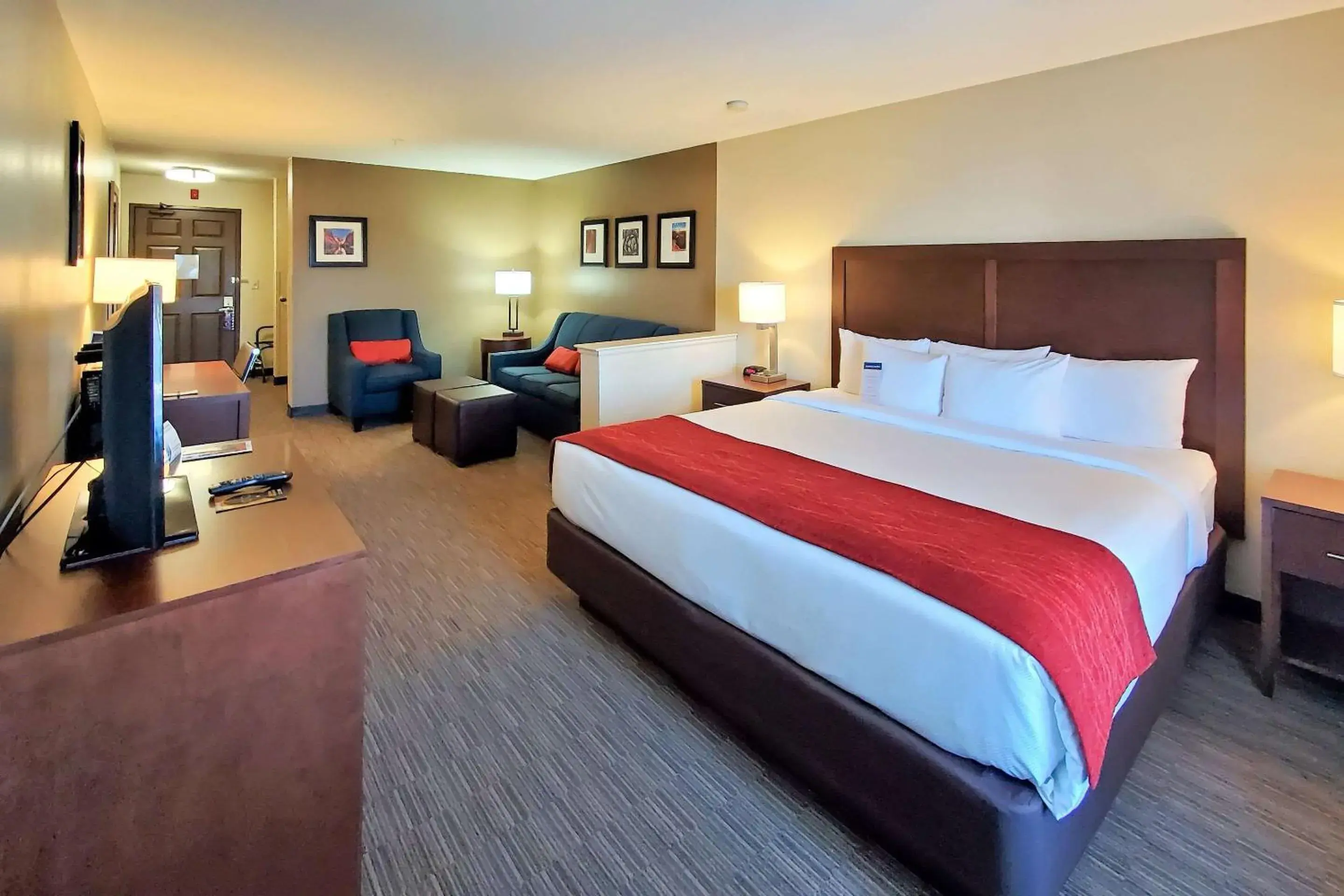 Photo of the whole room, Bed in Comfort Inn & Suites Tempe Phoenix Sky Harbor Airport