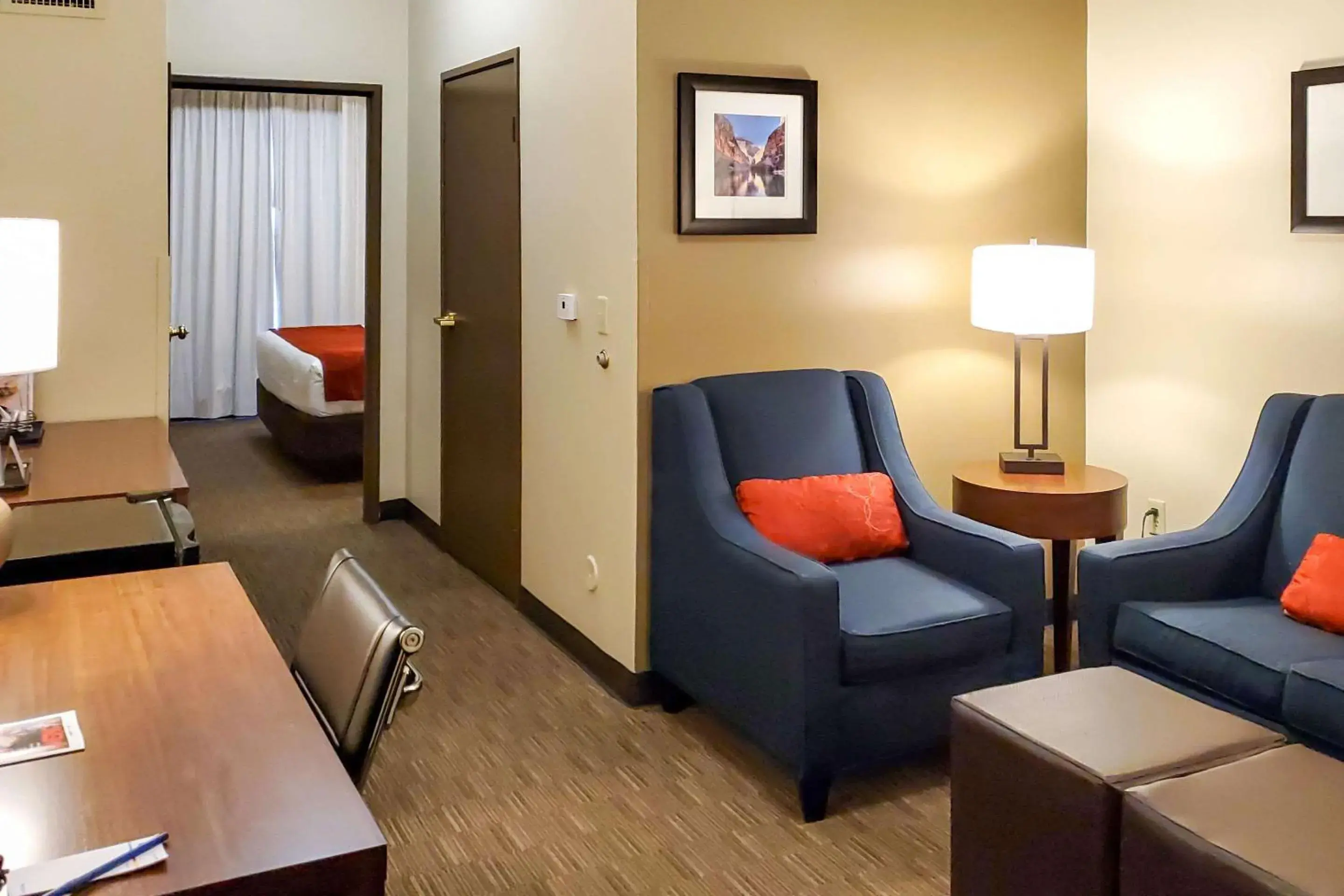 Photo of the whole room, Seating Area in Comfort Inn & Suites Tempe Phoenix Sky Harbor Airport