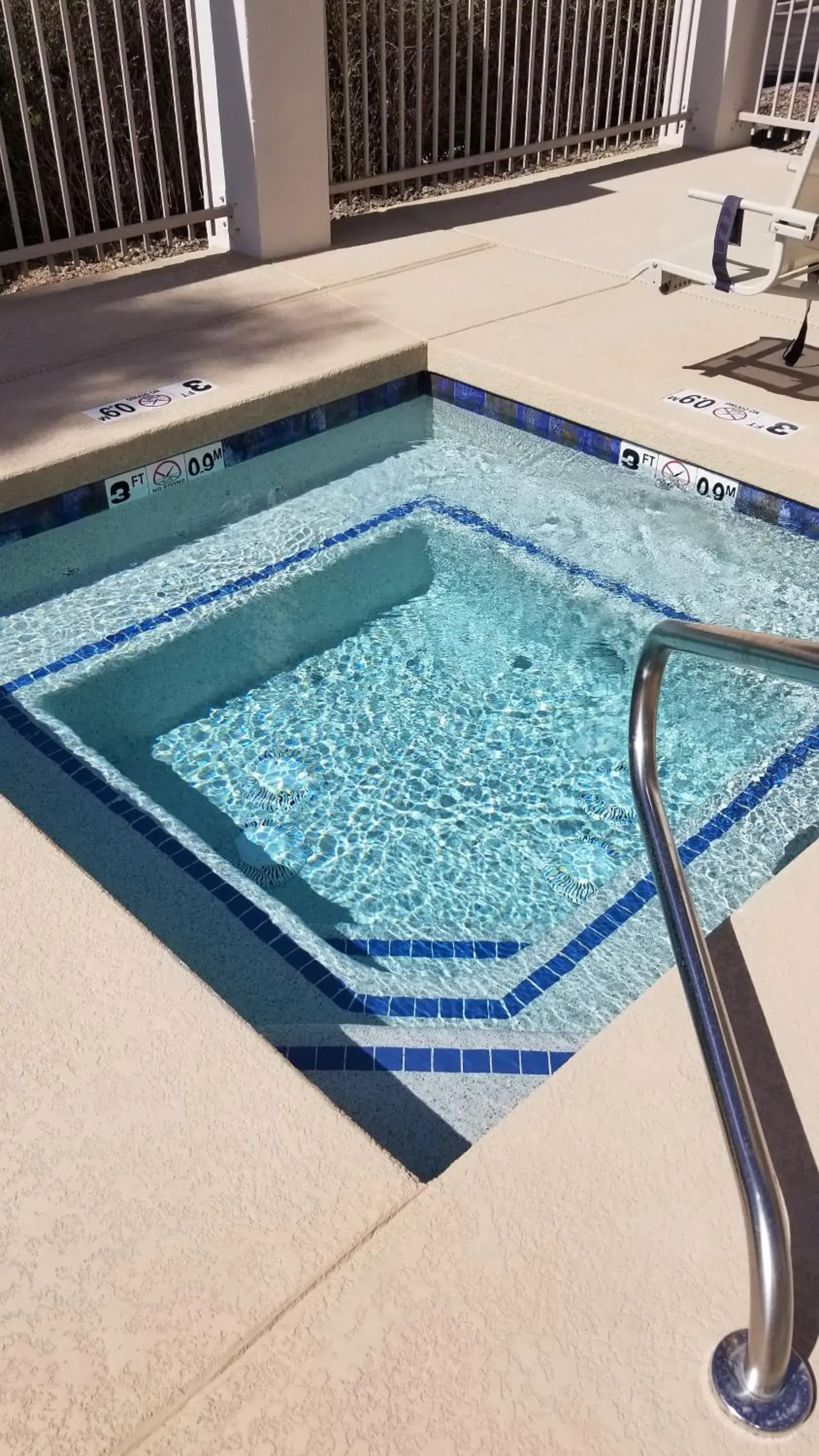 Hot Tub, Swimming Pool in Comfort Inn & Suites Tempe Phoenix Sky Harbor Airport