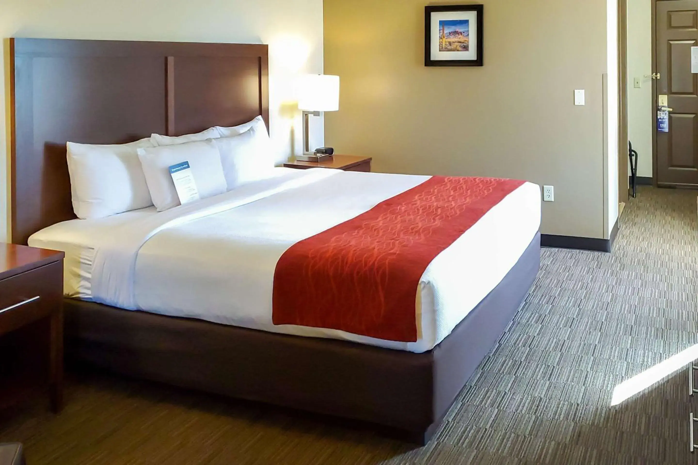 Photo of the whole room, Bed in Comfort Inn & Suites Tempe Phoenix Sky Harbor Airport