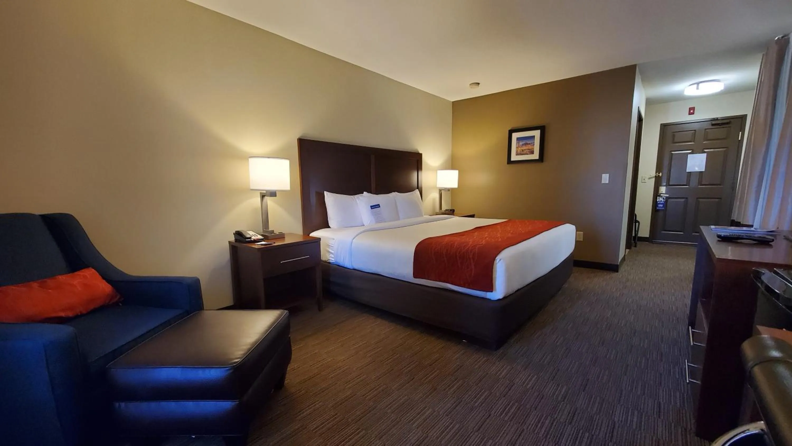 Photo of the whole room in Comfort Inn & Suites Tempe Phoenix Sky Harbor Airport