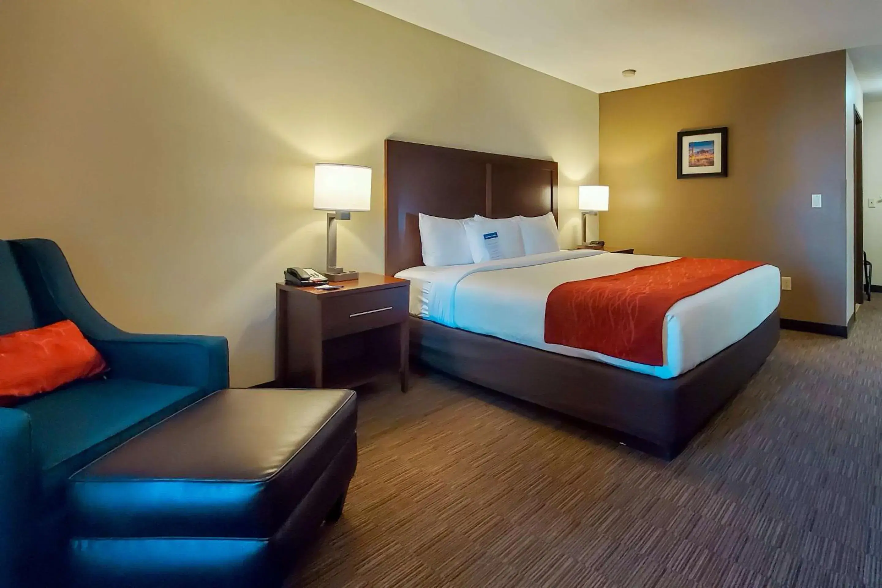 Photo of the whole room, Bed in Comfort Inn & Suites Tempe Phoenix Sky Harbor Airport