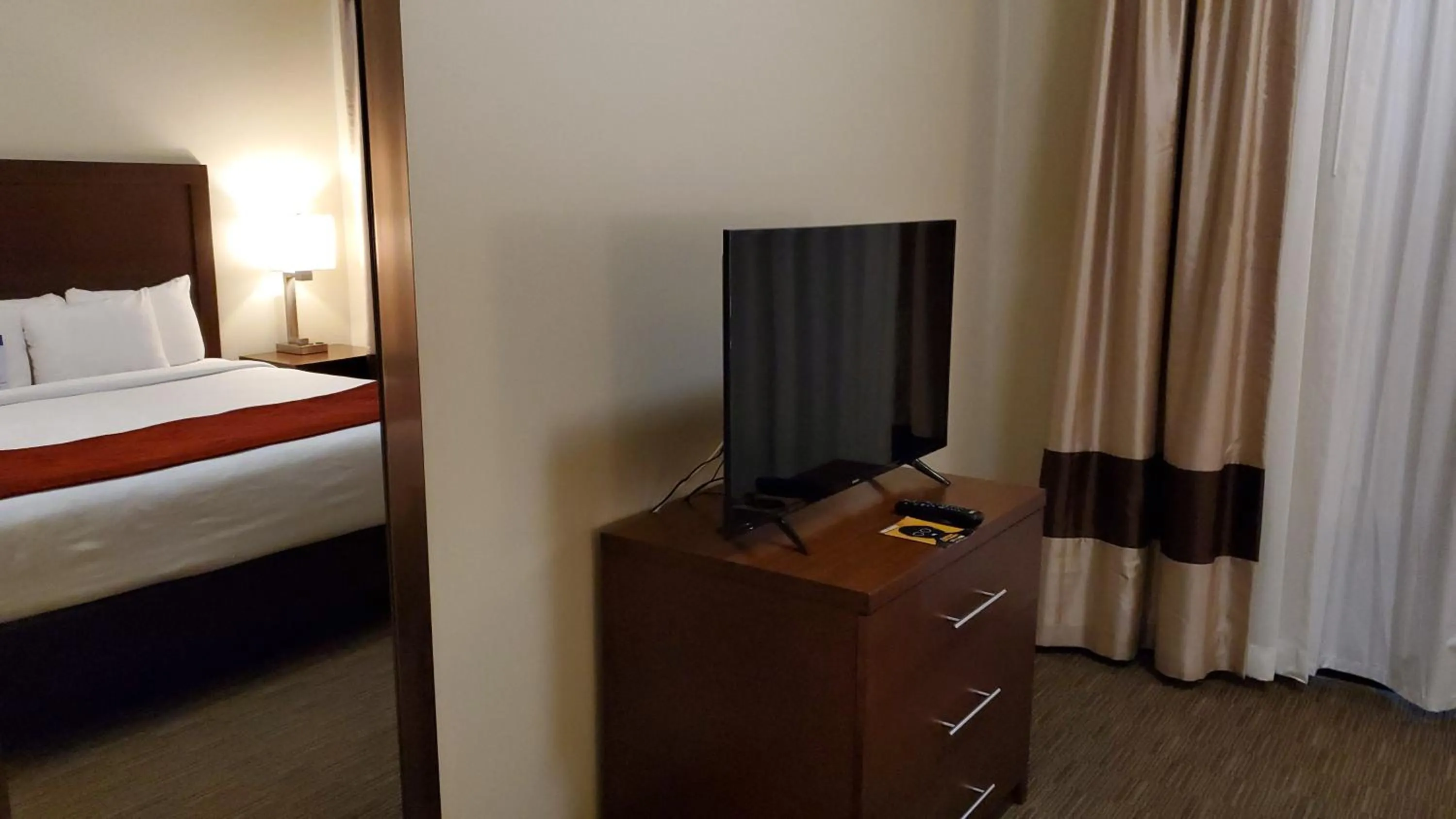 Bedroom in Comfort Inn & Suites Tempe Phoenix Sky Harbor Airport