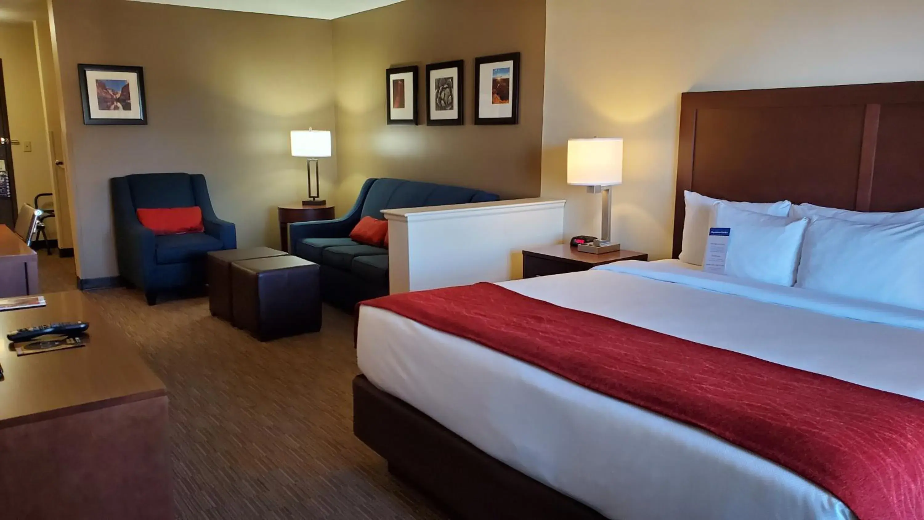 Photo of the whole room, Bed in Comfort Inn & Suites Tempe Phoenix Sky Harbor Airport
