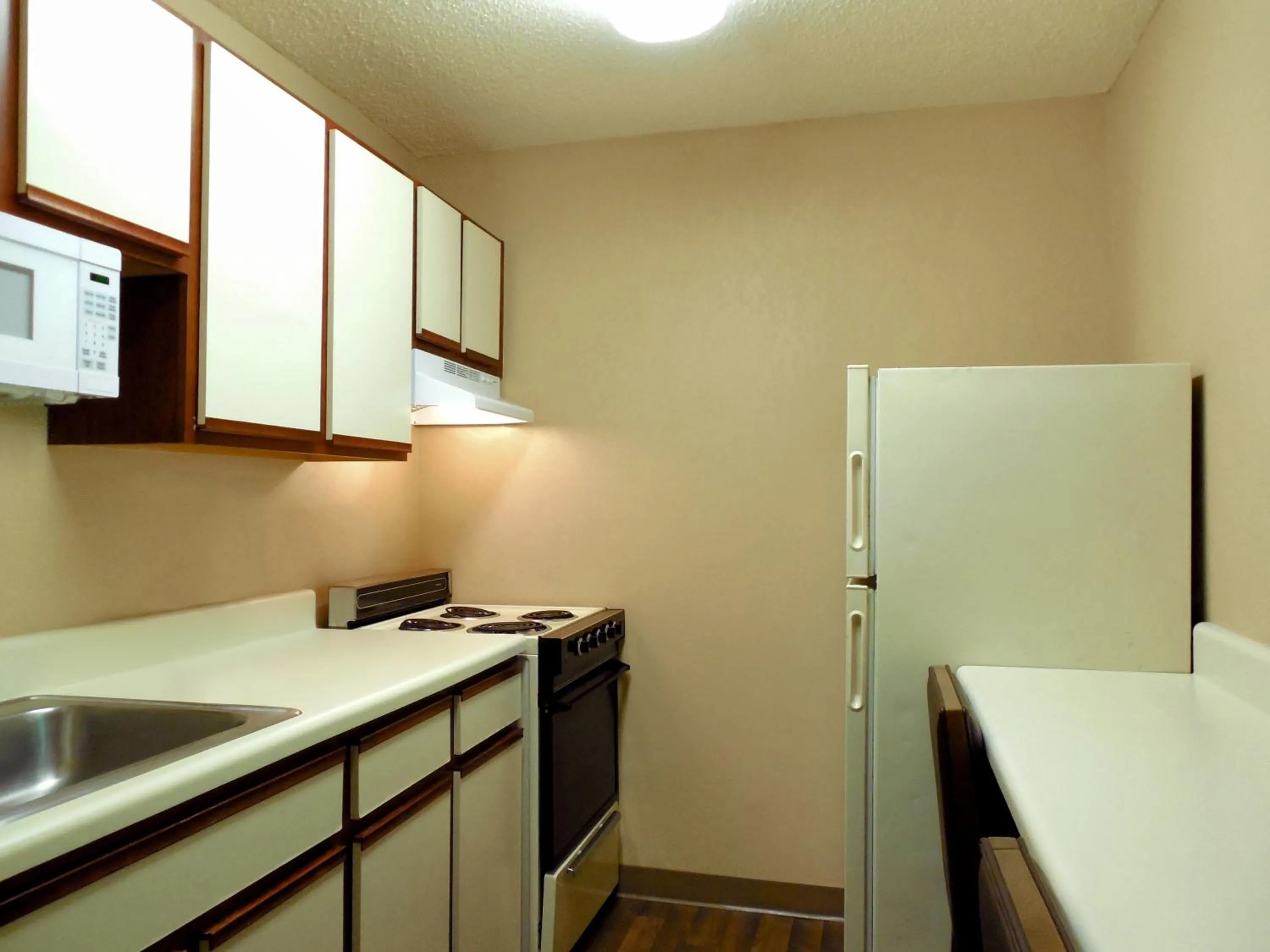 Kitchen or kitchenette in Extended Stay America Suites - Philadelphia - Airport - Bartram Ave