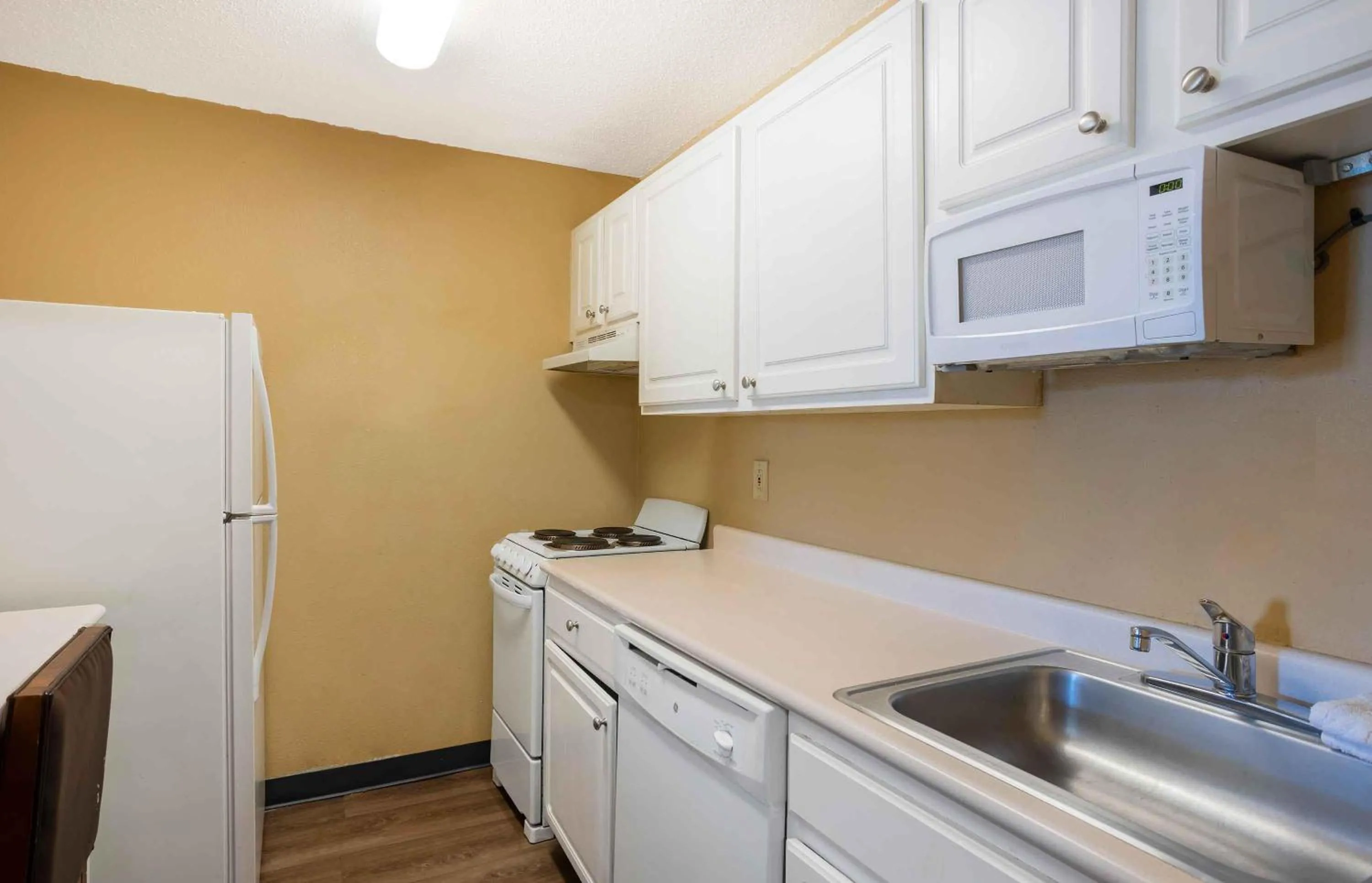 Kitchen or kitchenette in Extended Stay America Suites - Philadelphia - Airport - Bartram Ave