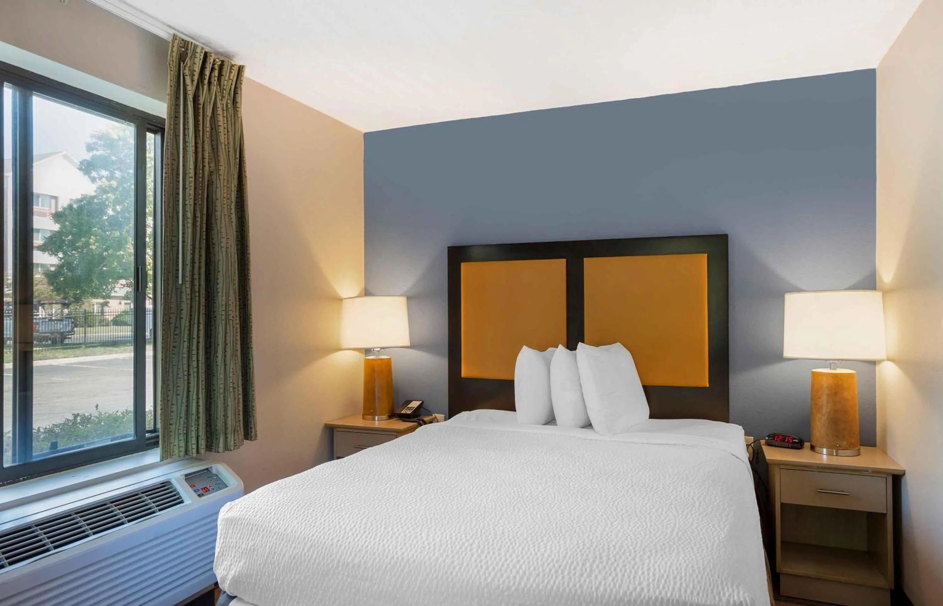 Bedroom, Bed in Extended Stay America Suites - Philadelphia - Airport - Bartram Ave