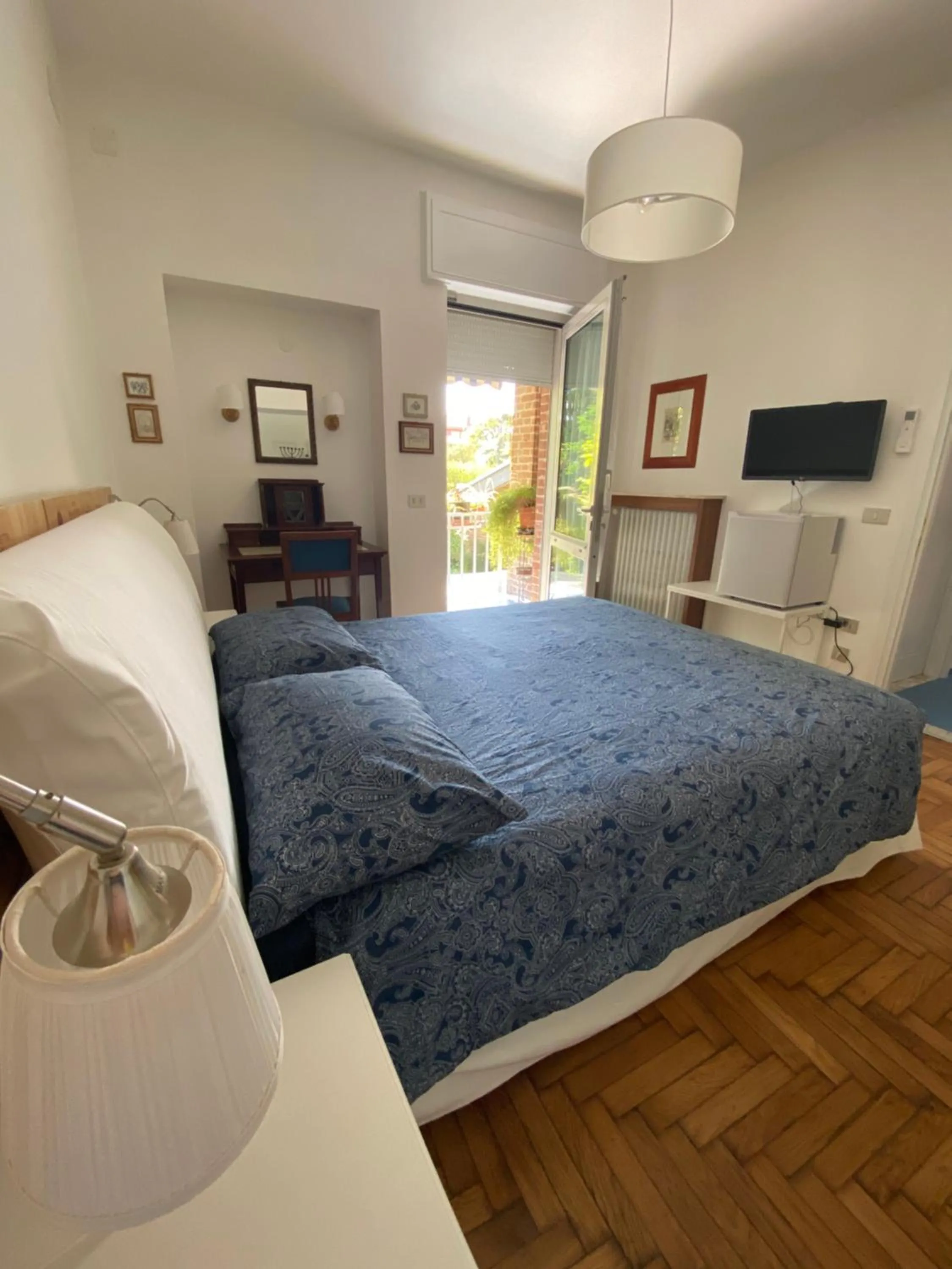 Photo of the whole room, Bed in B&B and Sail