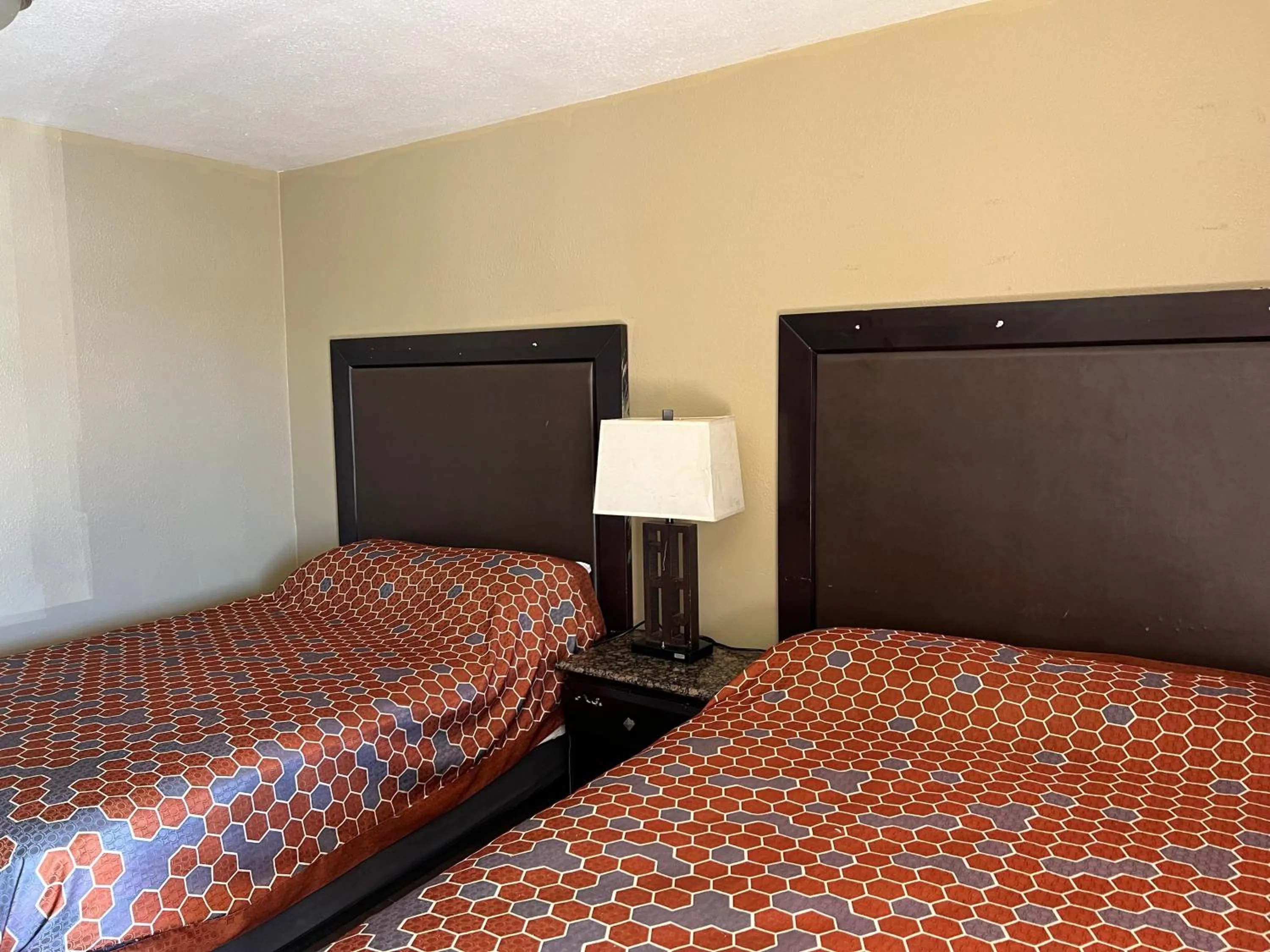 Bedroom, Bed in Carl's Motel