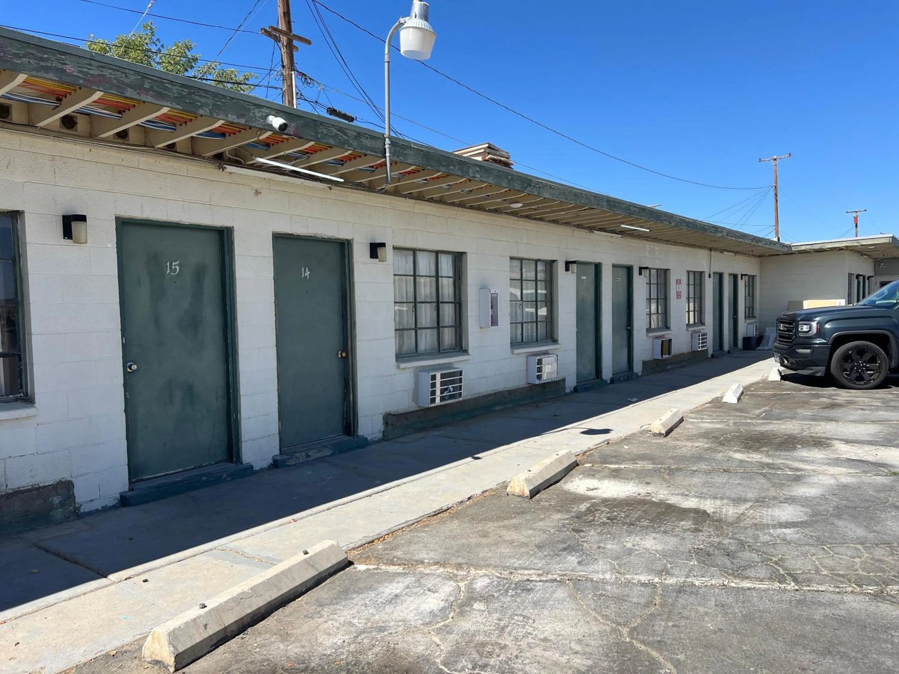 Facade/entrance in Carl's Motel