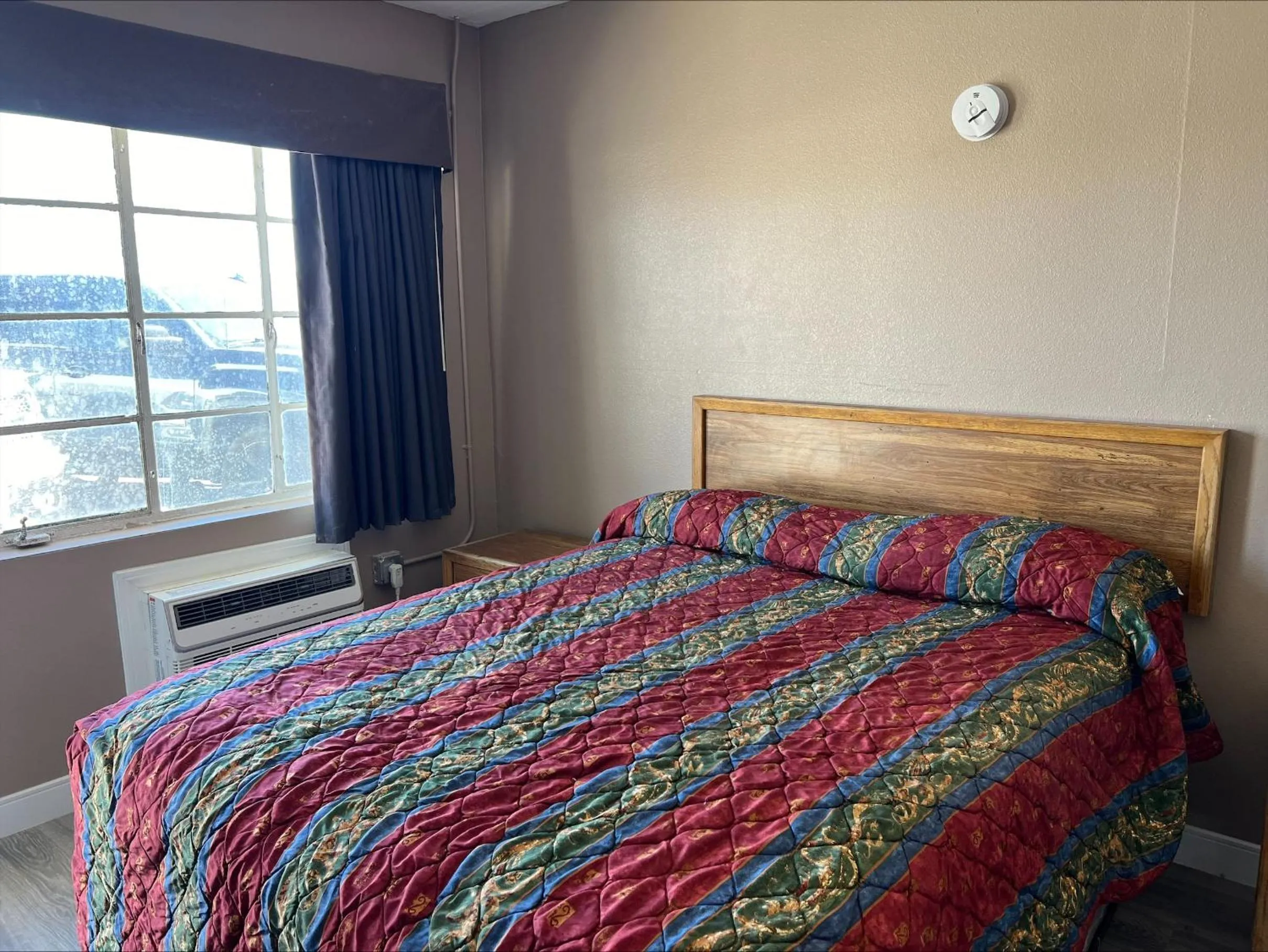 Bedroom, Bed in Carl's Motel