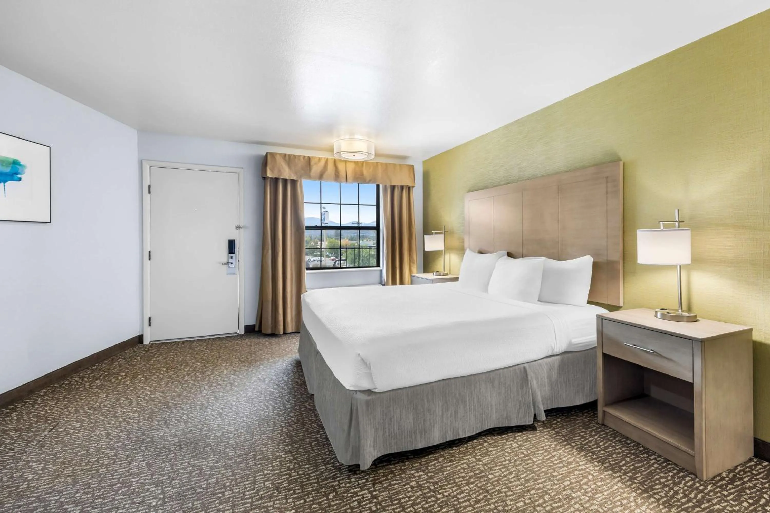 Photo of the whole room, Bed in Best Western Grants Pass Inn