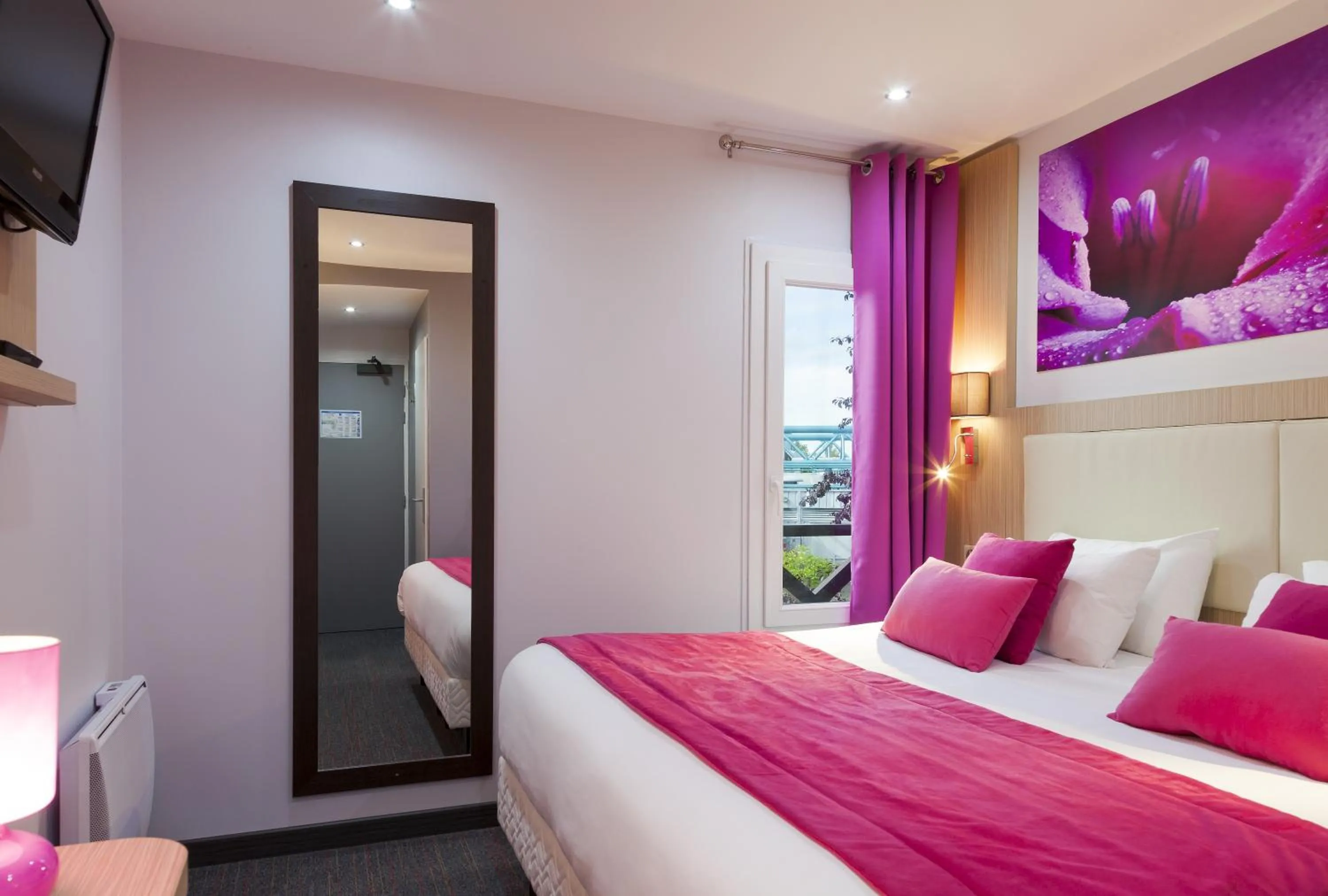 Photo of the whole room, Bed in FH Confort Hotel Orléans Co'met