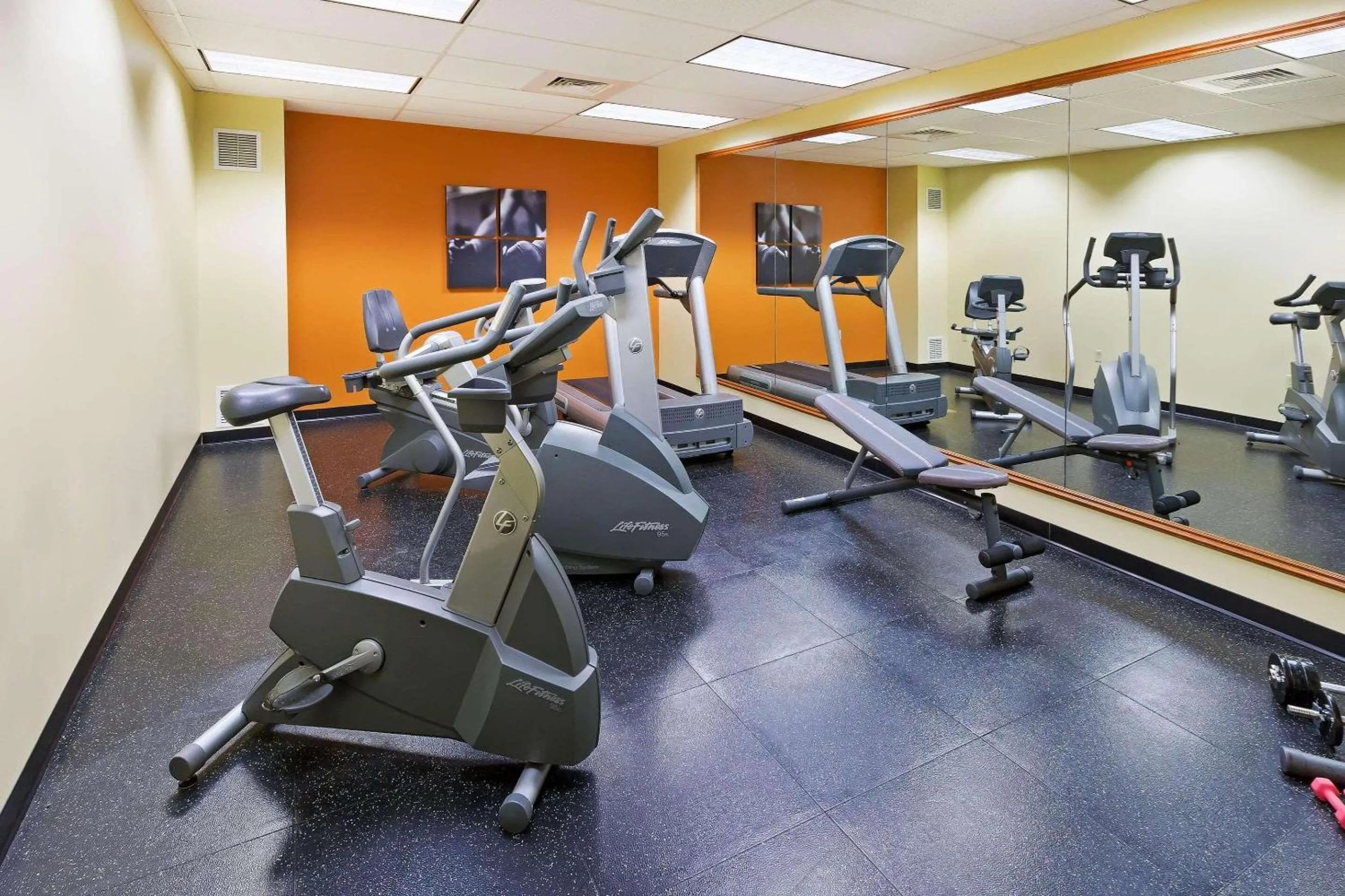 Fitness centre/facilities in Country Inn & Suites by Radisson, Lewisburg, PA