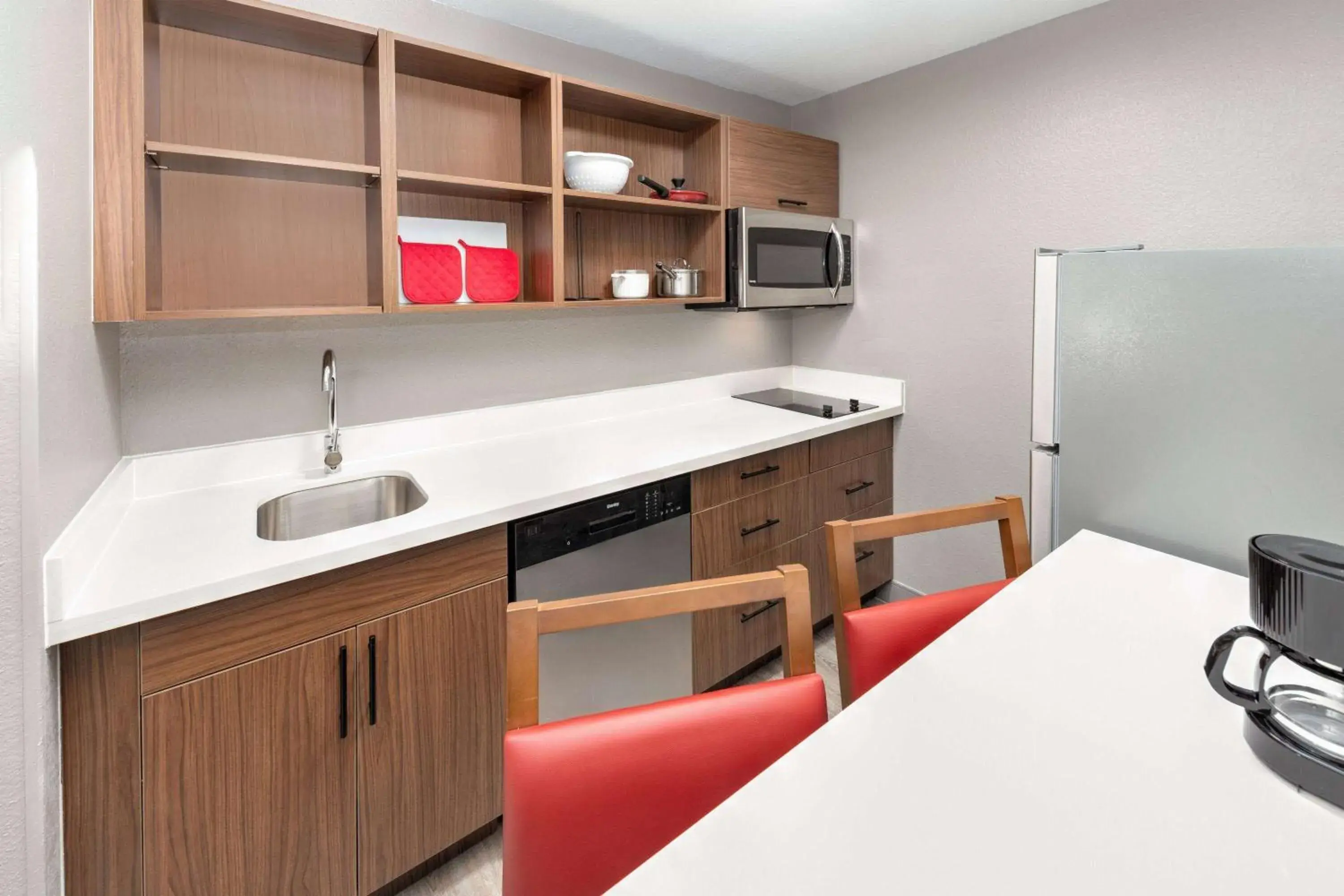 Kitchen or kitchenette in Hawthorn Extended Stay by Wyndham Bedford - Dallas Kitchen or kitchenette in Hawthorn Extended Stay by Wyndham Bedford - Dallas