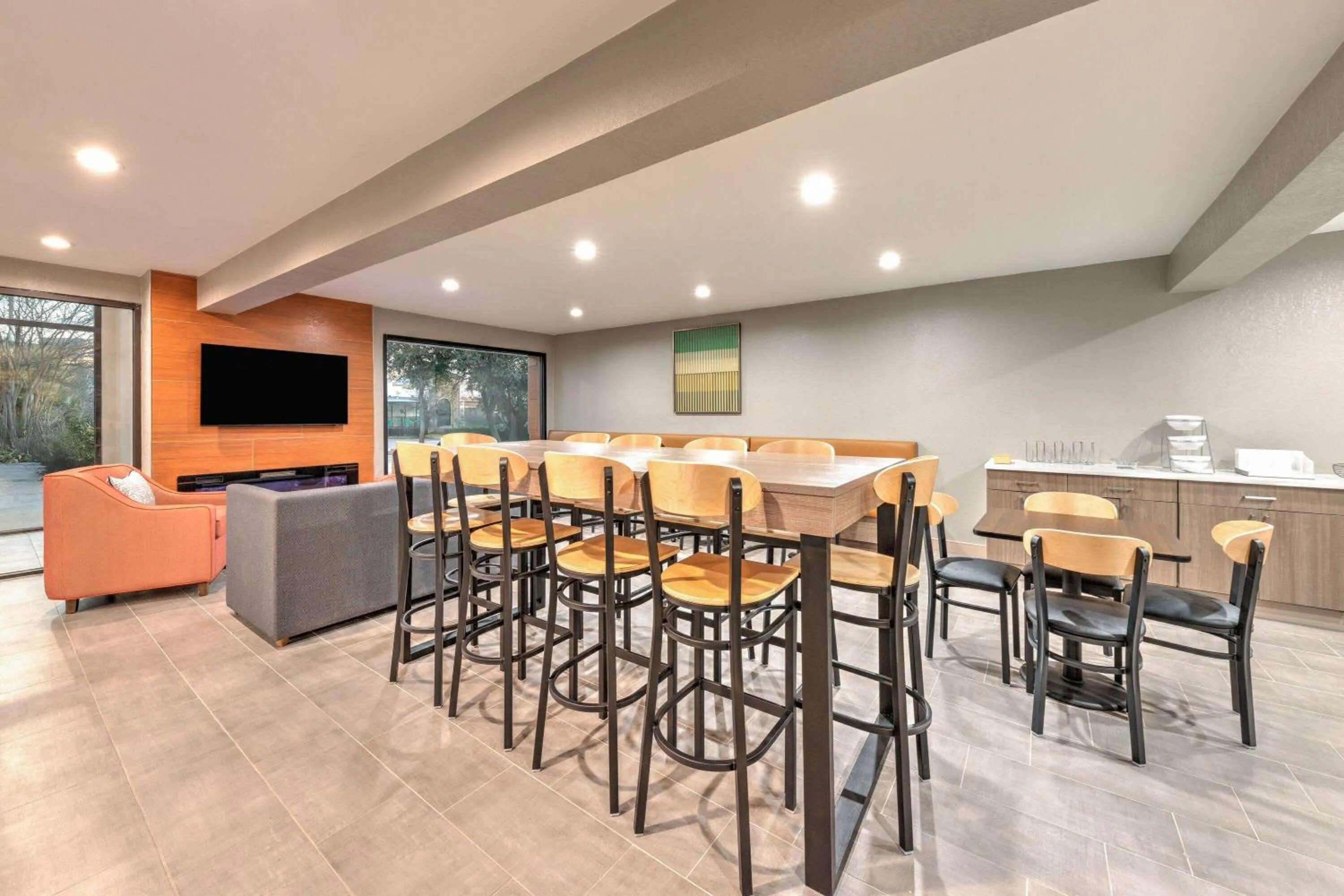 Lobby or reception in Hawthorn Extended Stay by Wyndham Bedford - Dallas