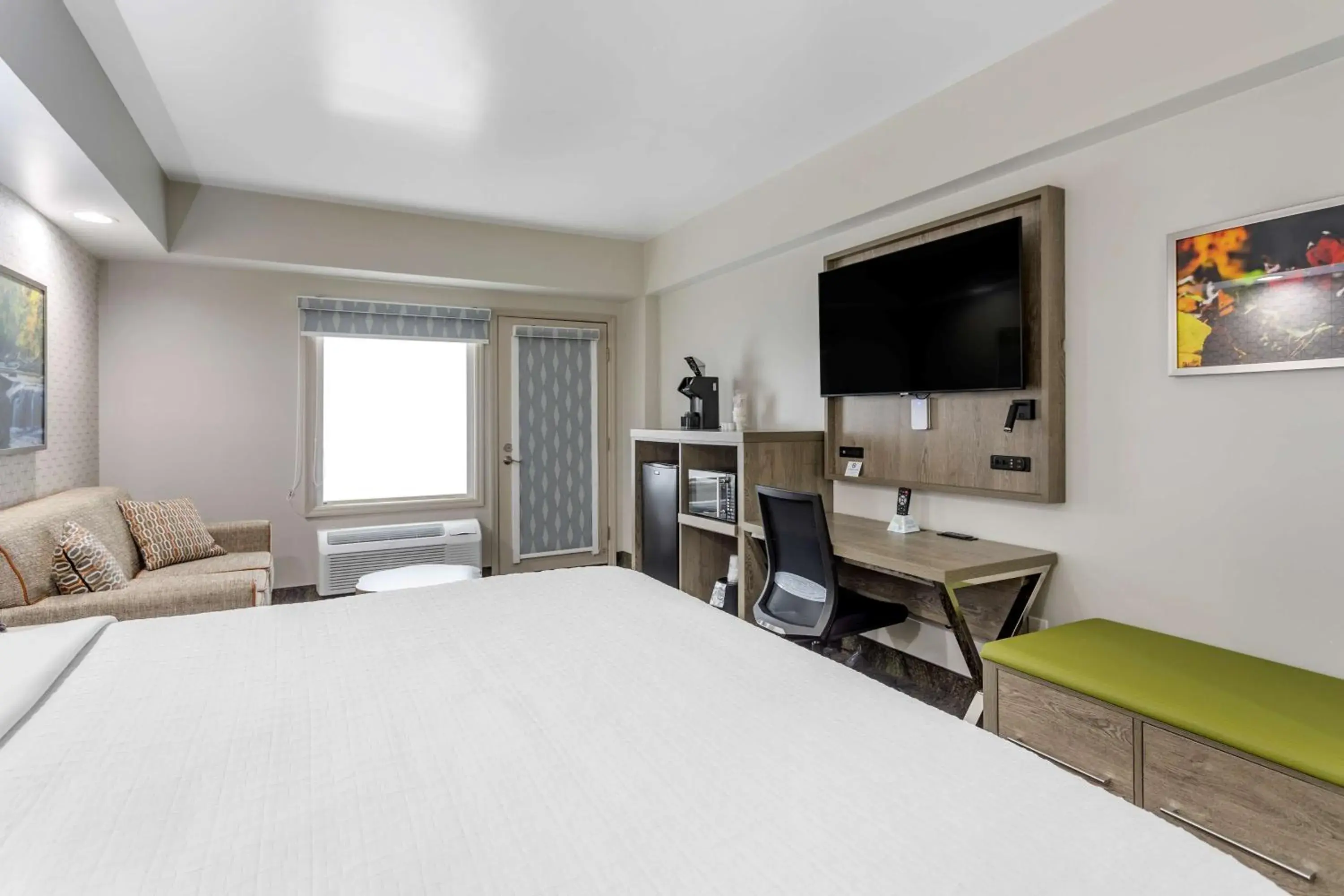 Photo of the whole room, Bed in Best Western Plus Apple Valley Lodge Pigeon Forge Photo of the whole room, Bed in Best Western Plus Apple Valley Lodge Pigeon Forge