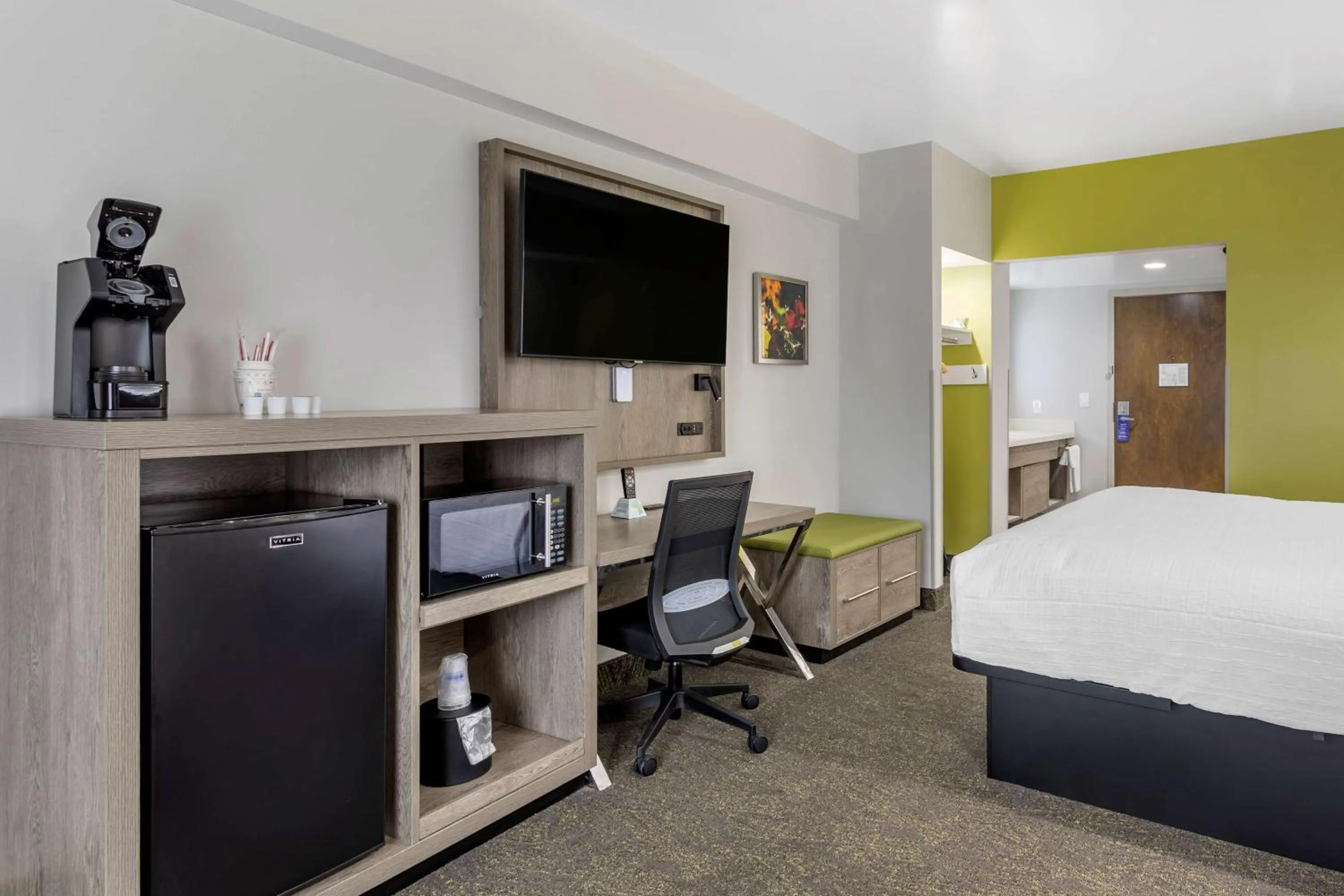 Photo of the whole room, Bed in Best Western Plus Apple Valley Lodge Pigeon Forge