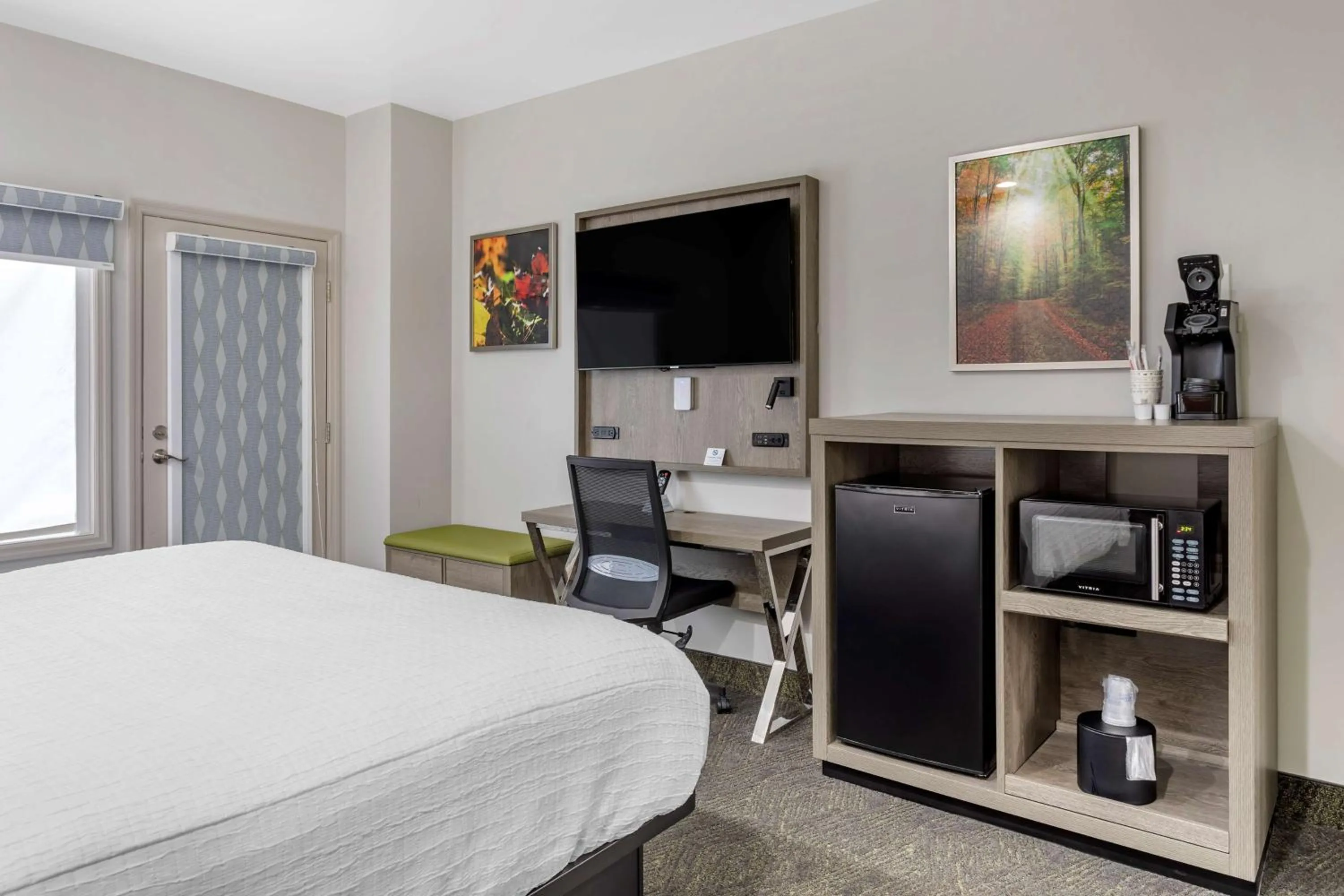 Photo of the whole room, Bed in Best Western Plus Apple Valley Lodge Pigeon Forge