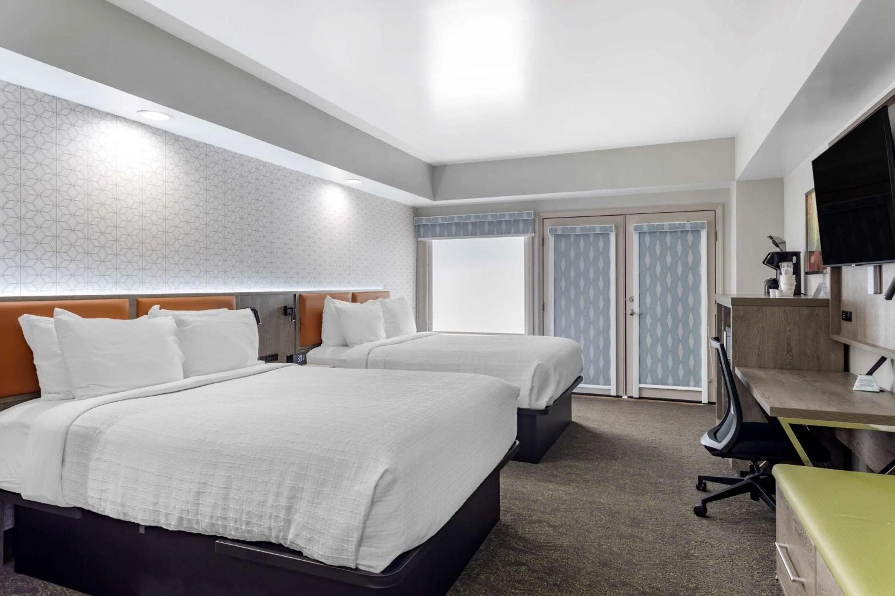 Photo of the whole room, Bed in Best Western Plus Apple Valley Lodge Pigeon Forge