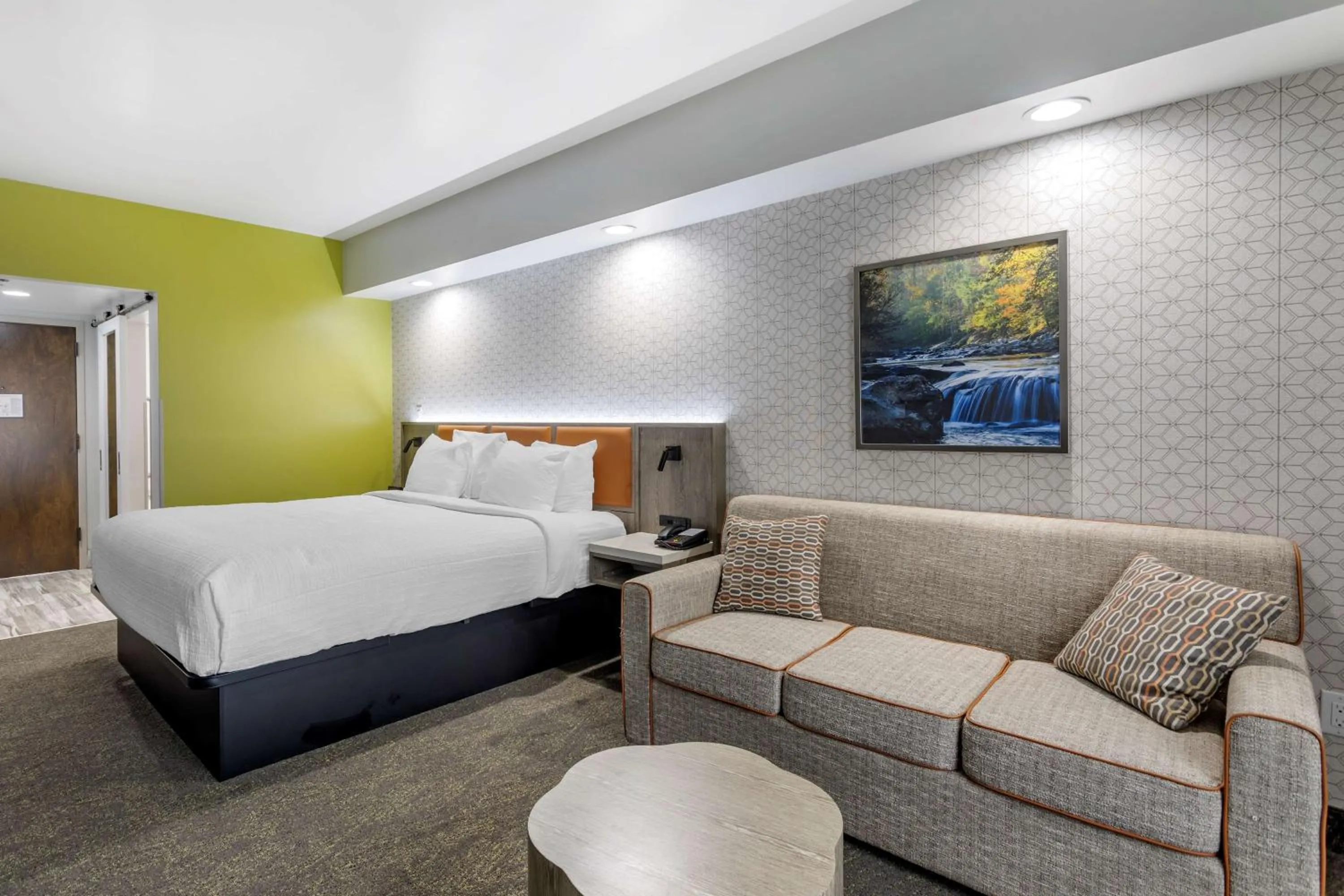 Photo of the whole room, Bed in Best Western Plus Apple Valley Lodge Pigeon Forge