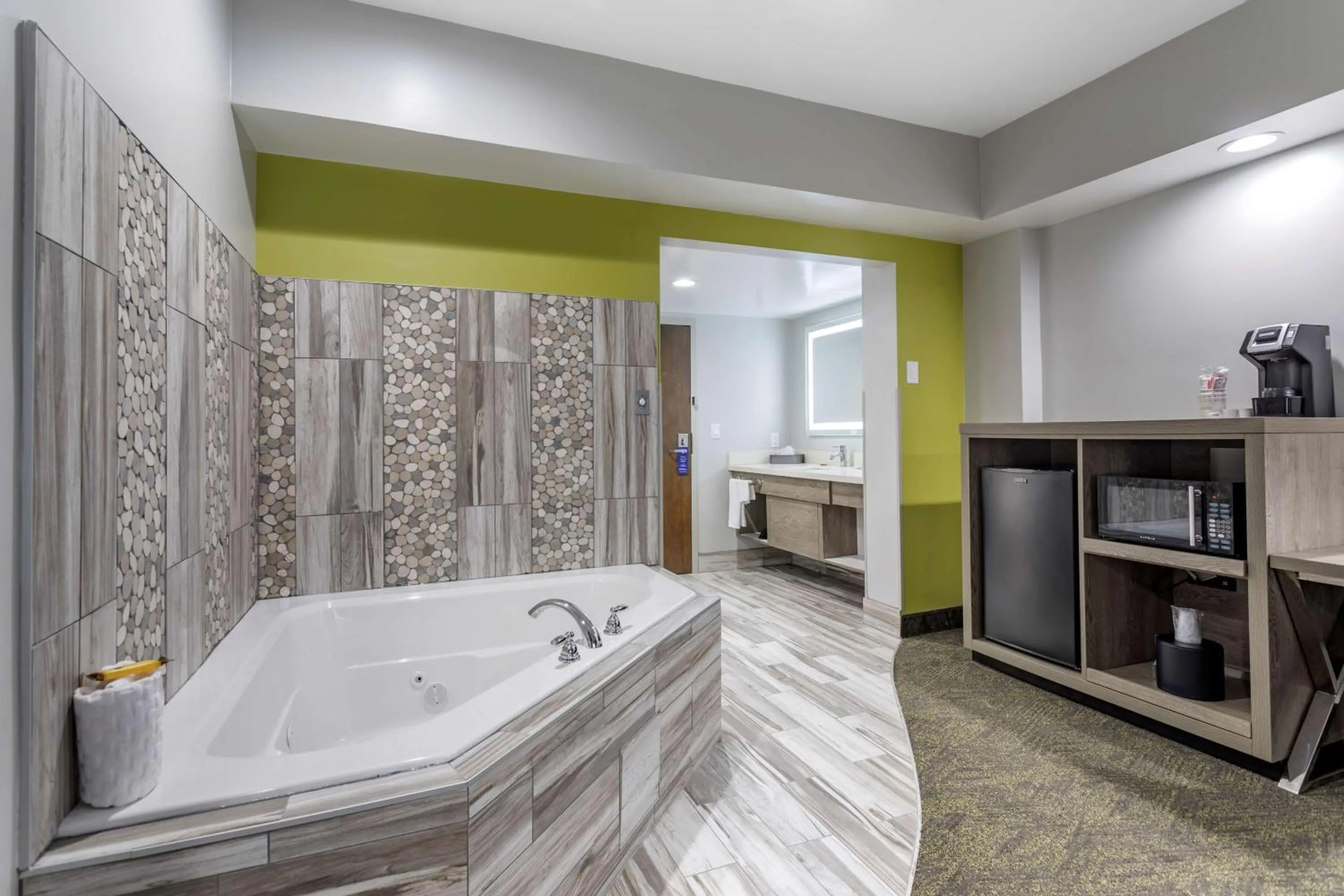 Photo of the whole room in Best Western Plus Apple Valley Lodge Pigeon Forge