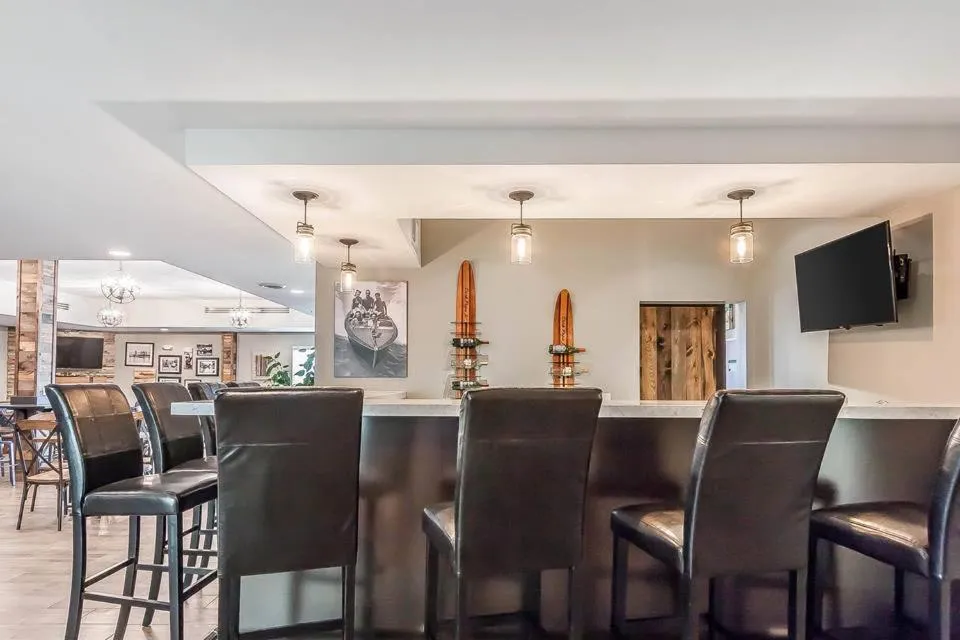 Lounge or bar in Lakes Inn at Dunvilla