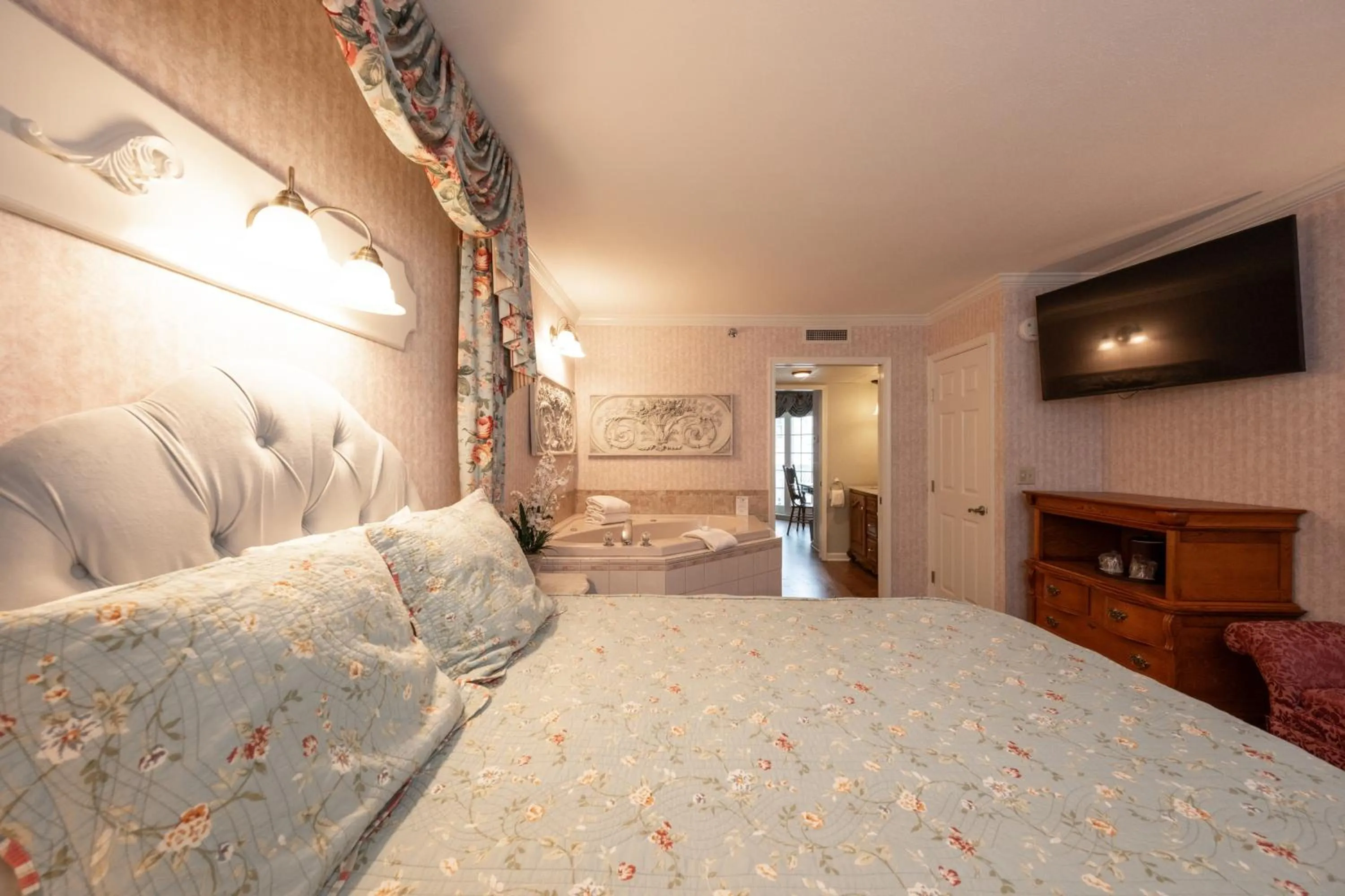 Bed in Boardwalk Plaza Hotel