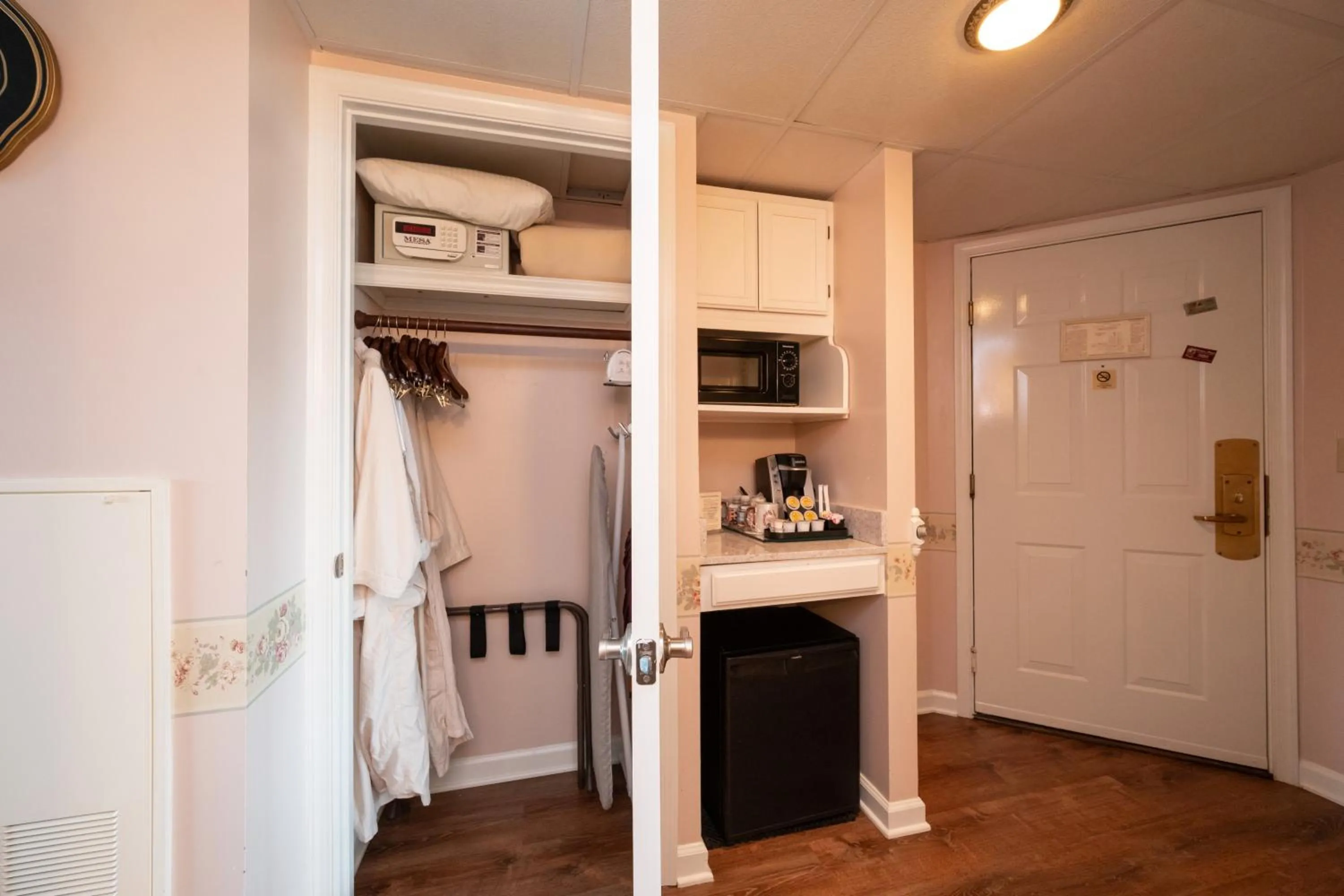 Kitchen or kitchenette in Boardwalk Plaza Hotel