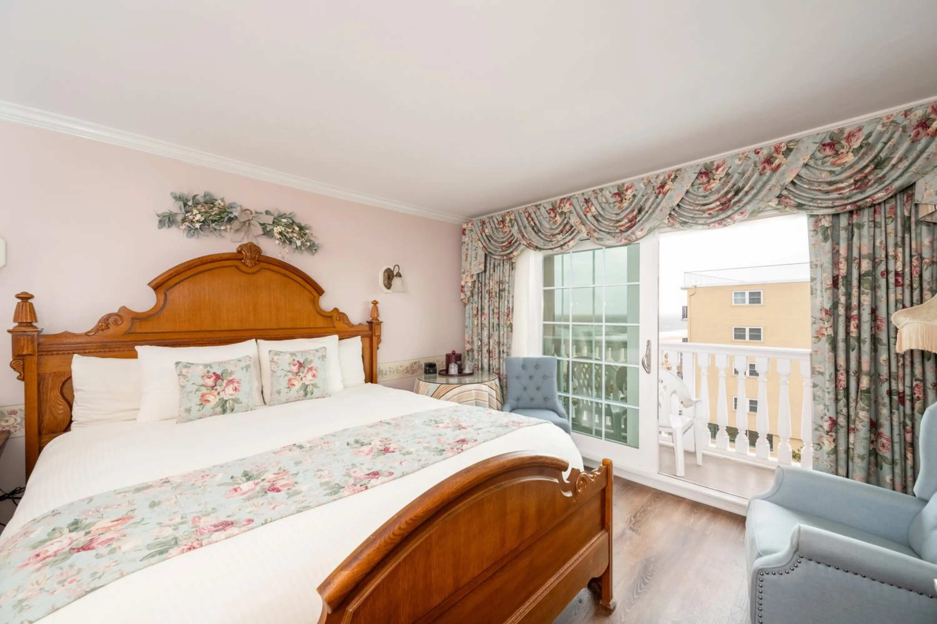 Bed in Boardwalk Plaza Hotel