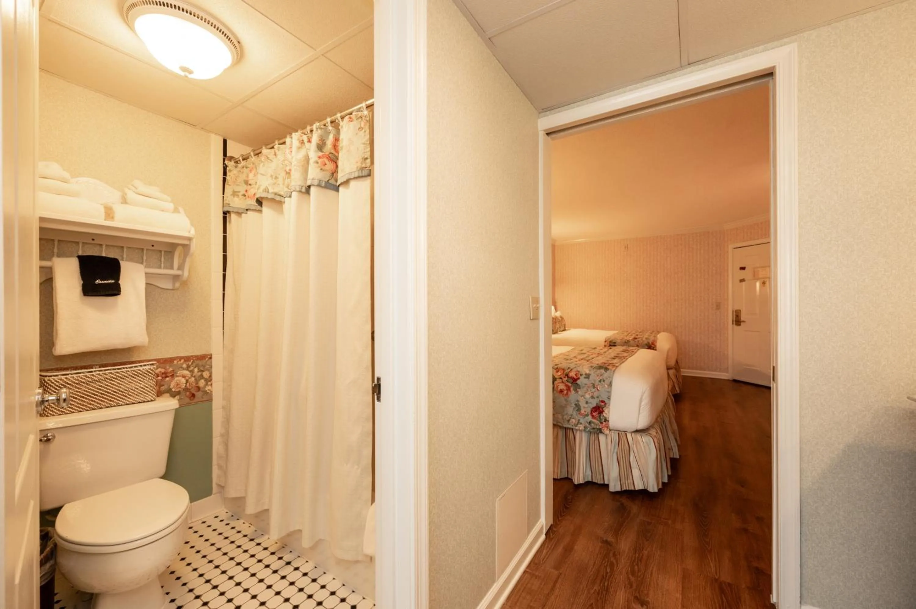 Bathroom, Bed in Boardwalk Plaza Hotel
