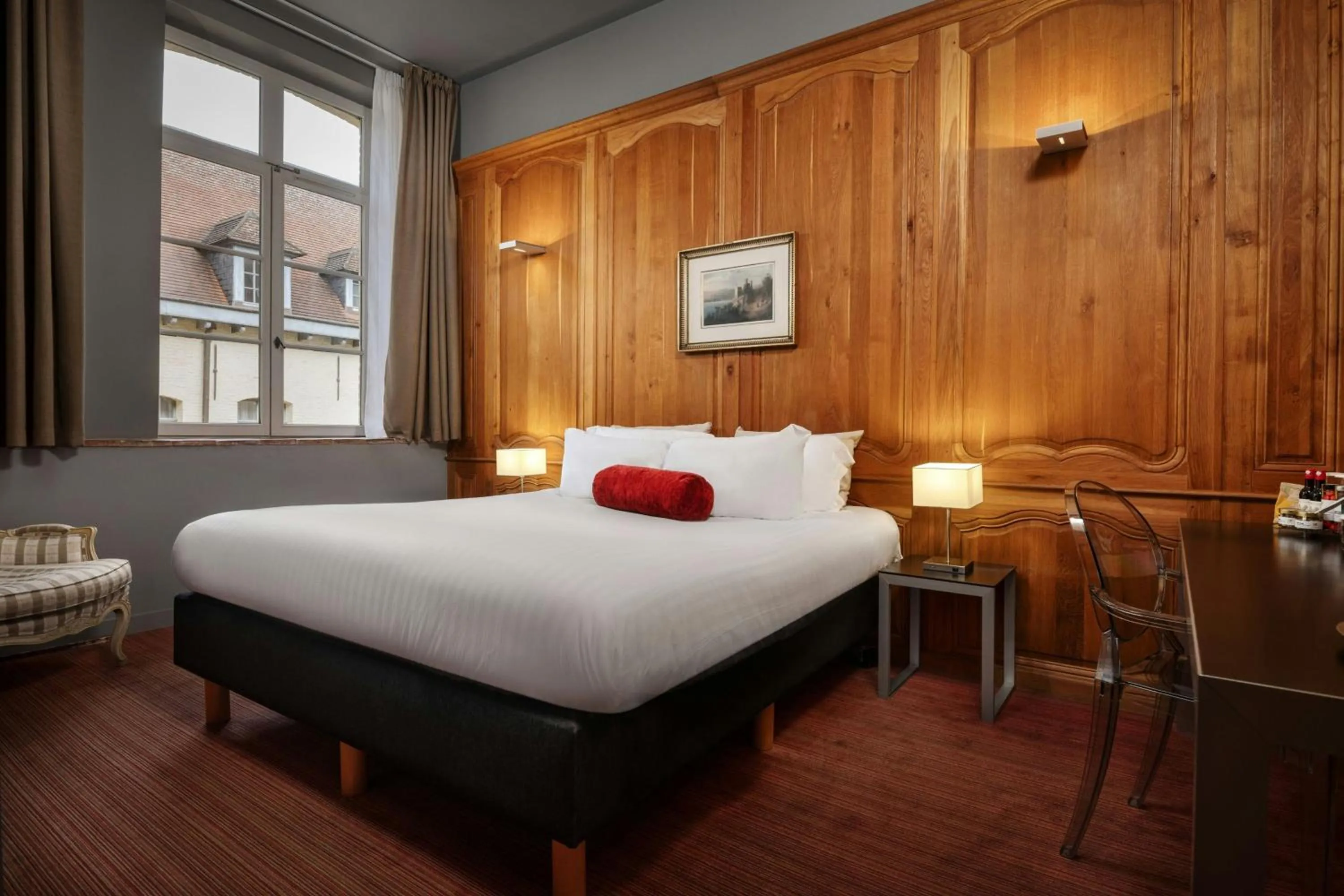 Photo of the whole room, Bed in L'Hermitage Gantois, Autograph Collection