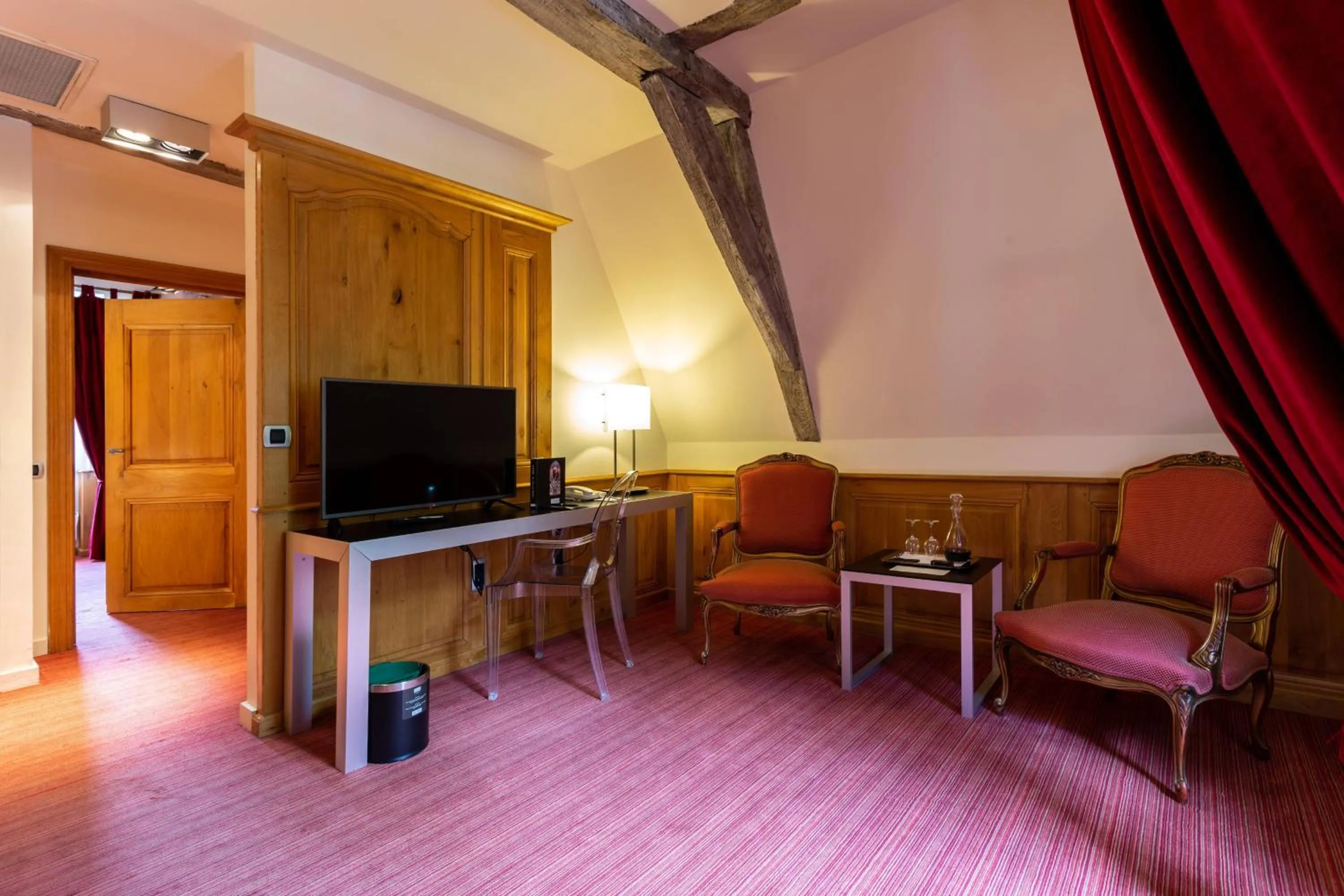 Photo of the whole room in L'Hermitage Gantois, Autograph Collection