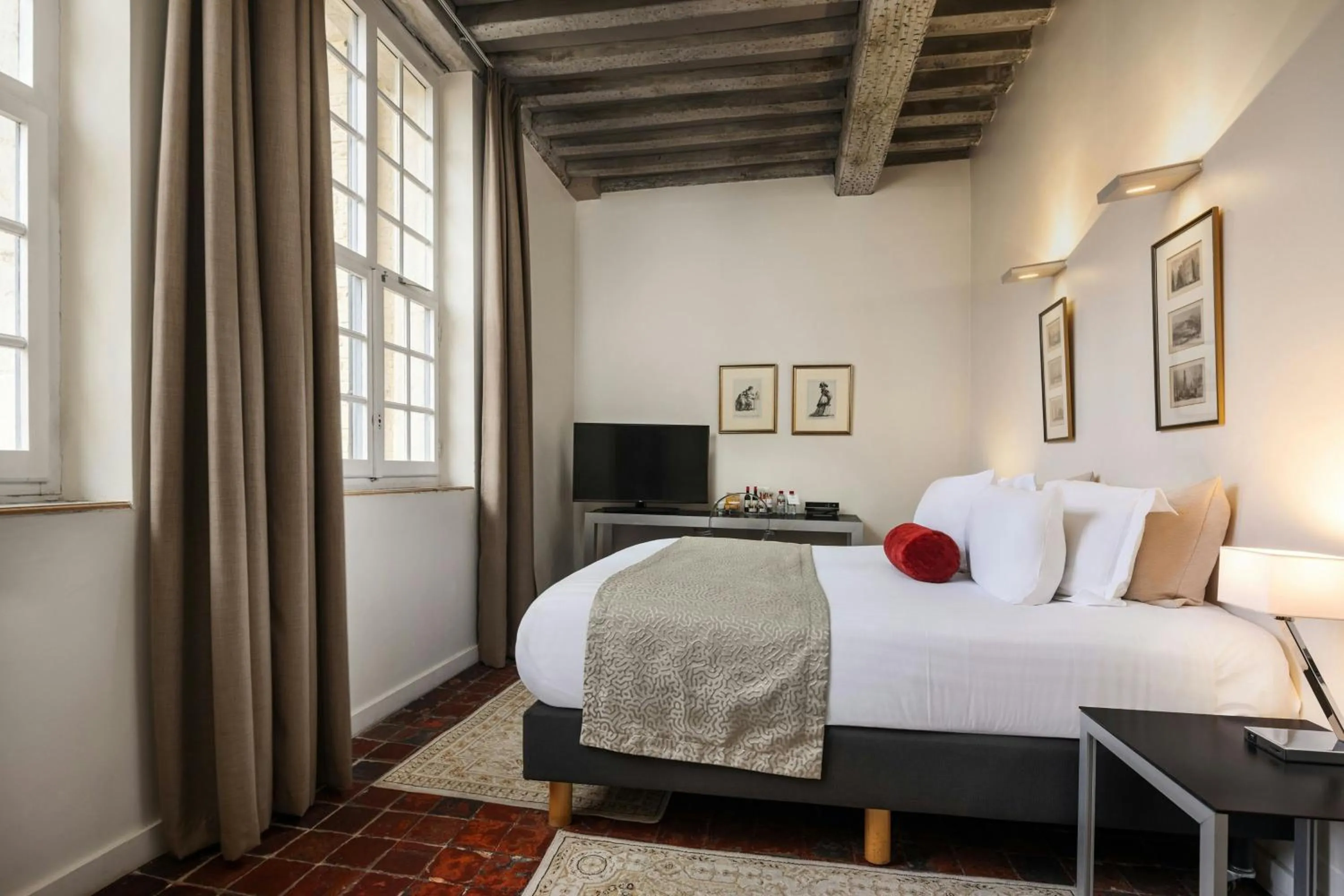 Photo of the whole room, Bed in L'Hermitage Gantois, Autograph Collection