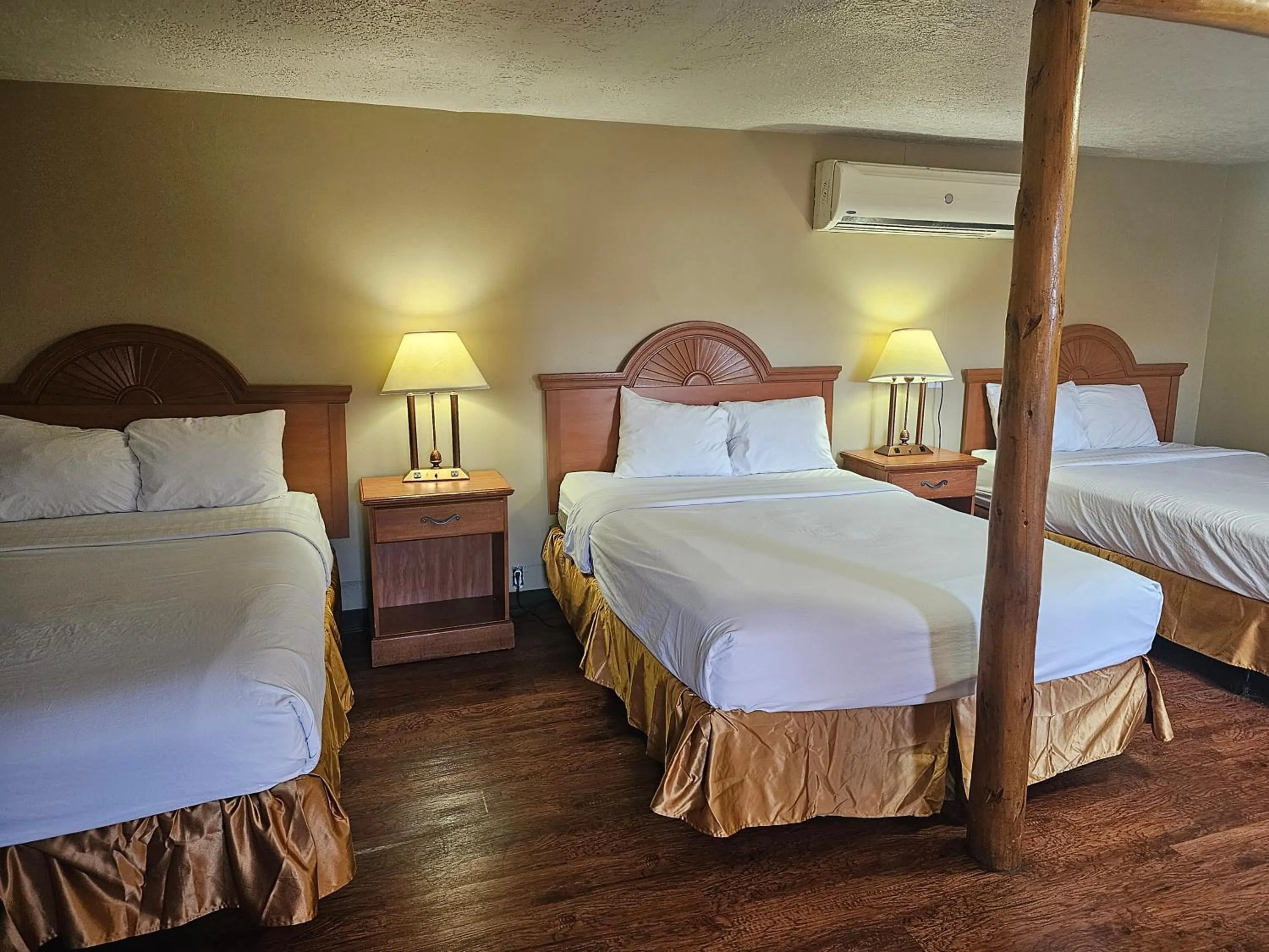 Bed in Redrock Country Inn