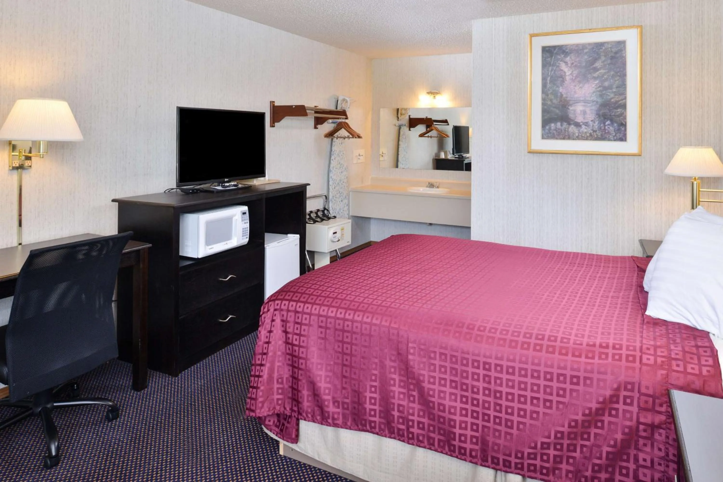 Bedroom in Americas Best Value Inn Knob Noster