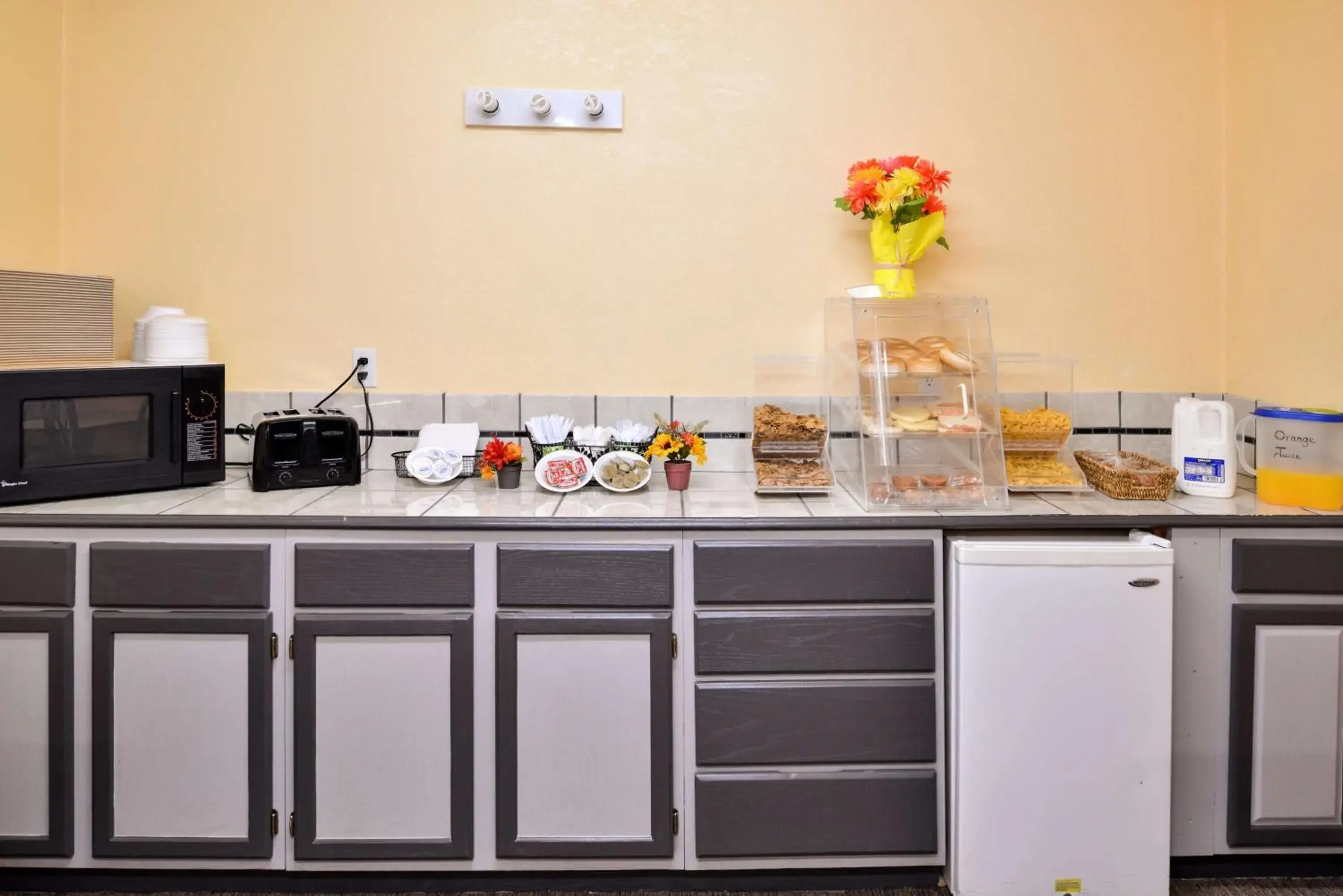 Restaurant/places to eat in Americas Best Value Inn Knob Noster Restaurant/places to eat in Americas Best Value Inn Knob Noster