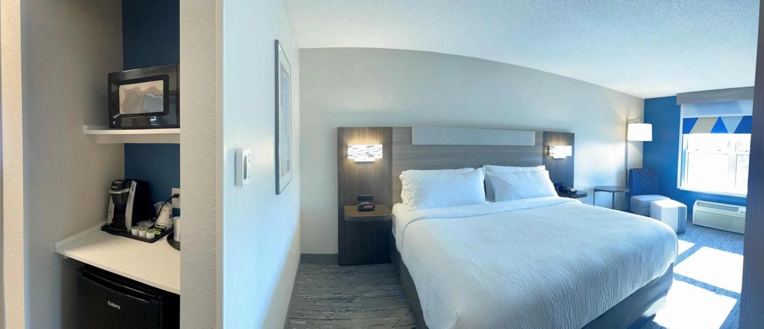 Bedroom, Bed in Holiday Inn Express & Suites Marquette by IHG